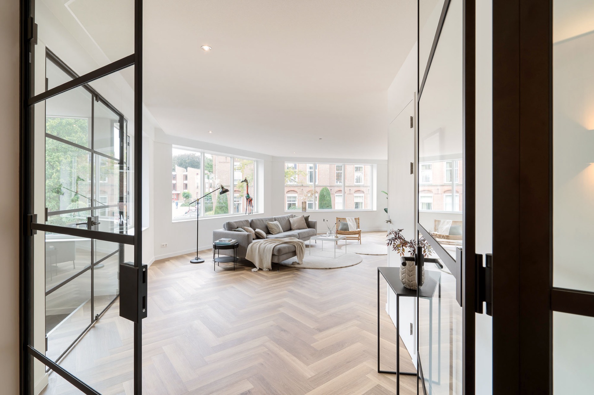soffitto acustico per soggiorno cucina corridoio: soggiorno open space visto da un passaggio con telai neri e grandi finestre, Luxury, Design, Exclusive, Modern, Custom Made, Special, Beautiful