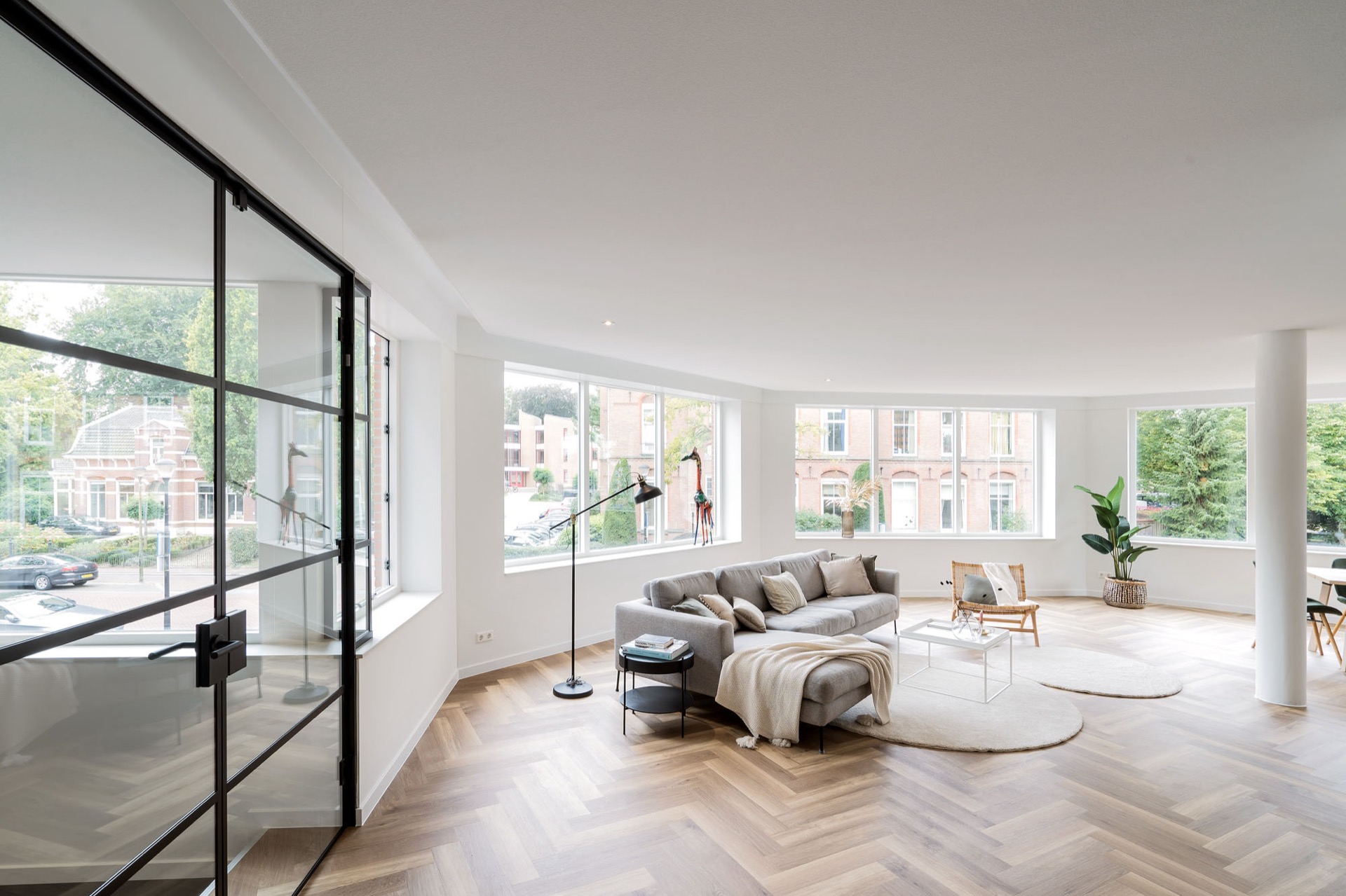 soffitto acustico per soggiorno cucina corridoio: soggiorno di lusso con grandi finestre e soffitto pulito con faretti a, Luxury, Design, Exclusive, Modern, Custom Made, Special, Beautiful