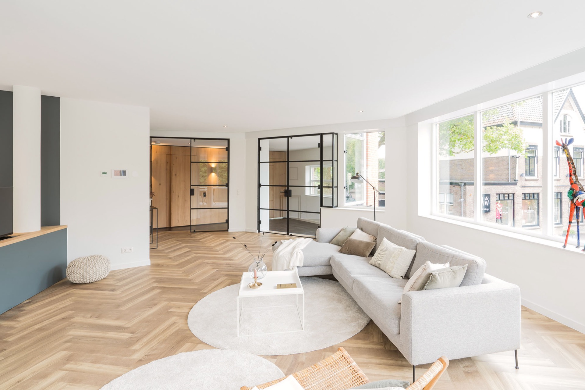 soffitto acustico per soggiorno cucina corridoio: zona relax luminosa con divano beige, grandi finestre e faretti a incasso, Luxury, Design, Exclusive, Modern, Custom Made, Special, Beautiful