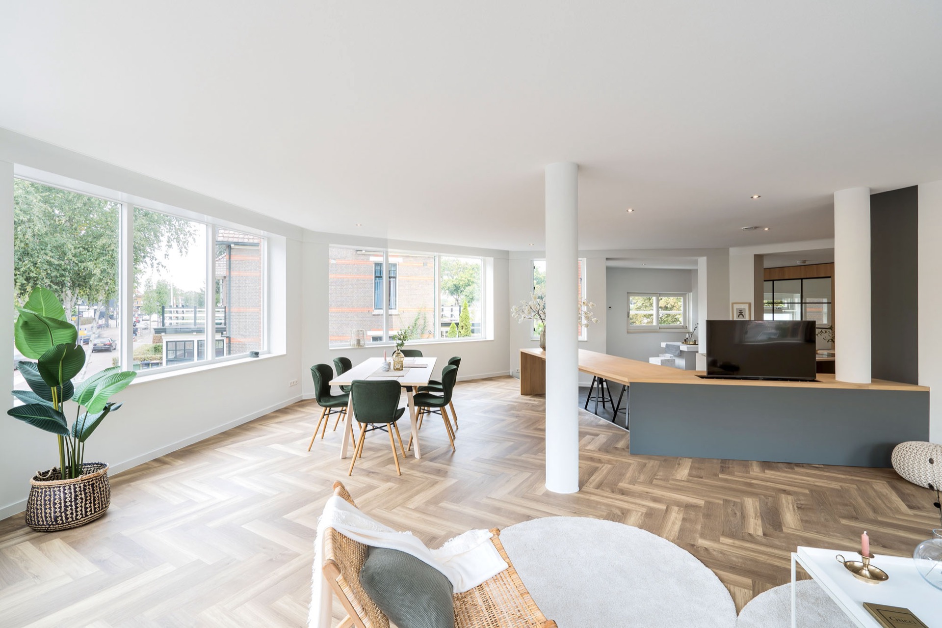 soffitto acustico per soggiorno cucina corridoio: soggiorno open space con zona pranzo, pilastri bianchi e grandi finestre, Luxury, Design, Exclusive, Modern, Custom Made, Special, Beautiful