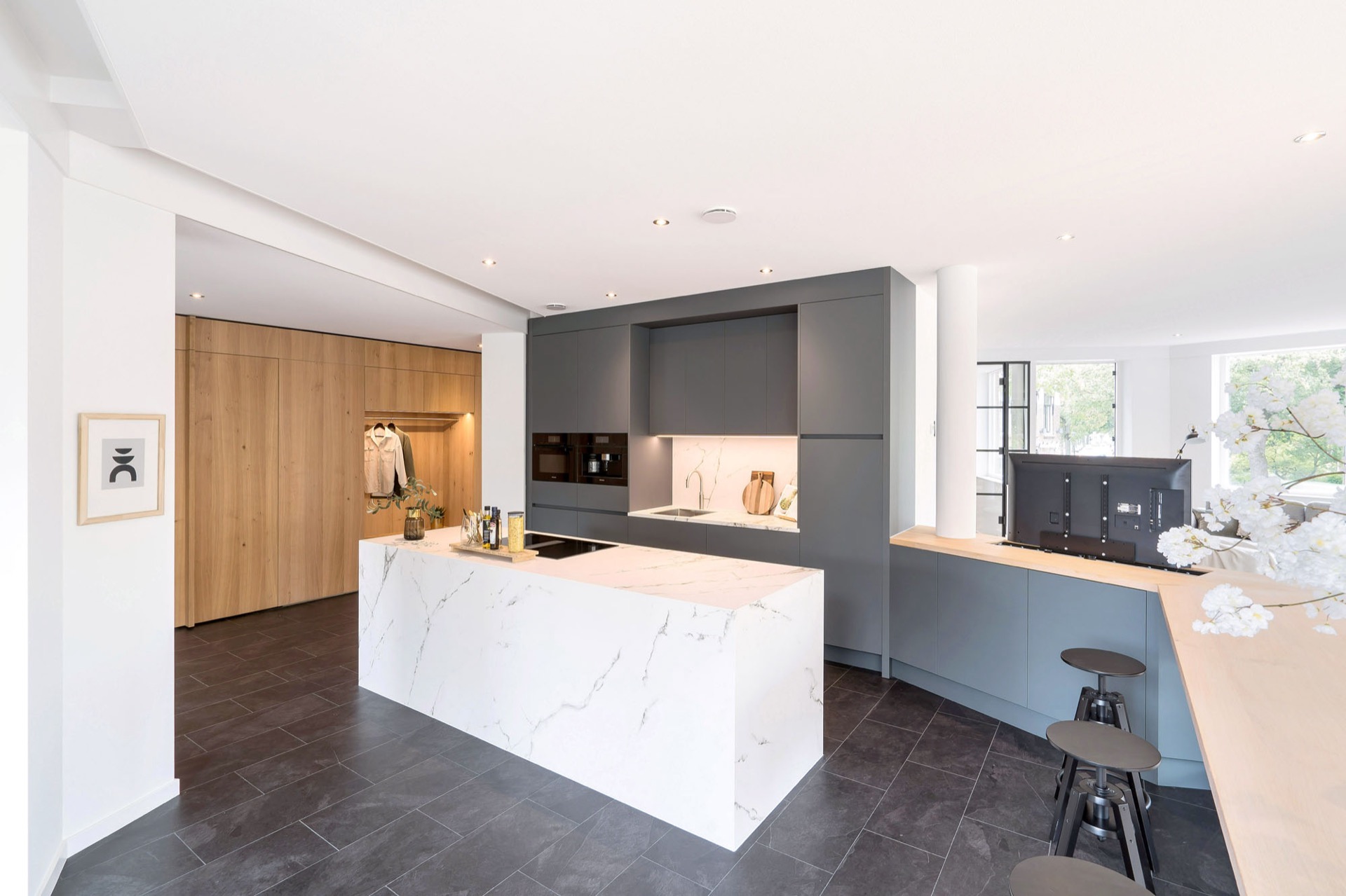 soffitto acustico per soggiorno cucina corridoio: cucina moderna con isola effetto marmo e ante grigie con faretti a incasso, Luxury, Design, Exclusive, Modern, Custom Made, Special, Beautiful