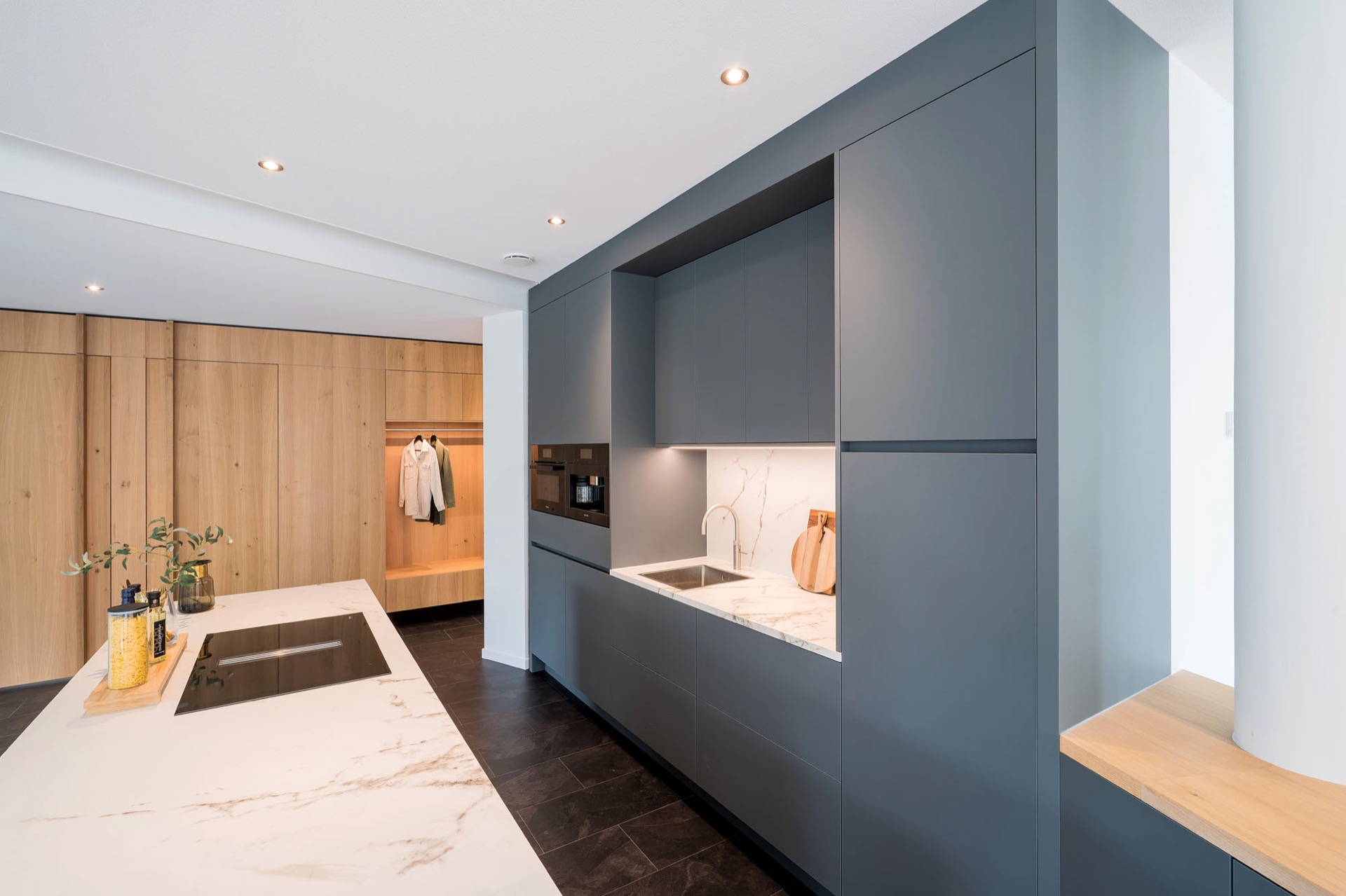 soffitto acustico per soggiorno cucina corridoio: parete cucina con pensili grigi alti, piano di lavoro e lavello con luci, Luxury, Design, Exclusive, Modern, Custom Made, Special, Beautiful