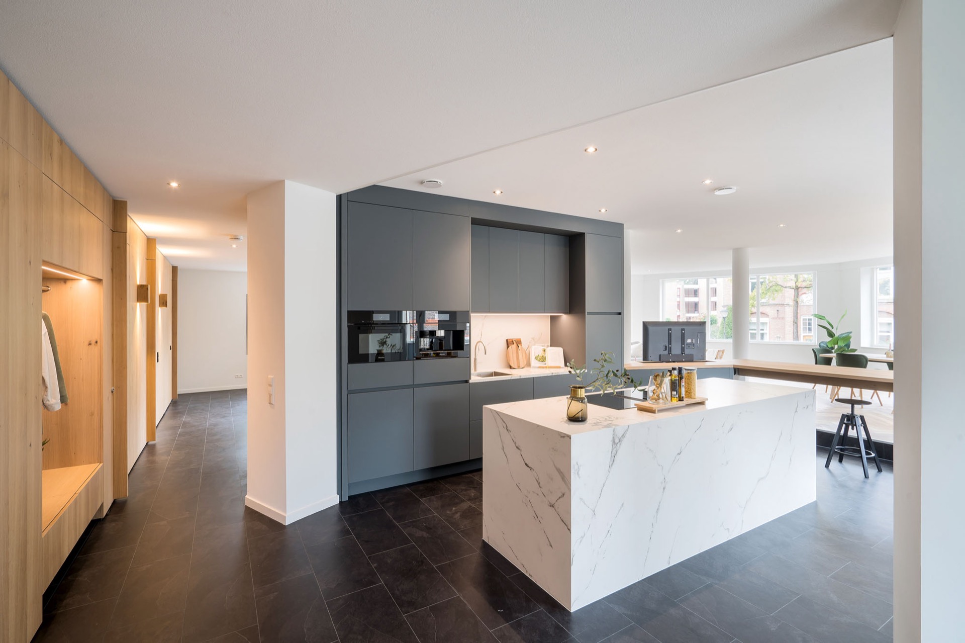 soffitto acustico per soggiorno cucina corridoio: cucina a L con piani di lavoro, illuminazione funzionale e faretti a, Luxury, Design, Exclusive, Modern, Custom Made, Special, Beautiful