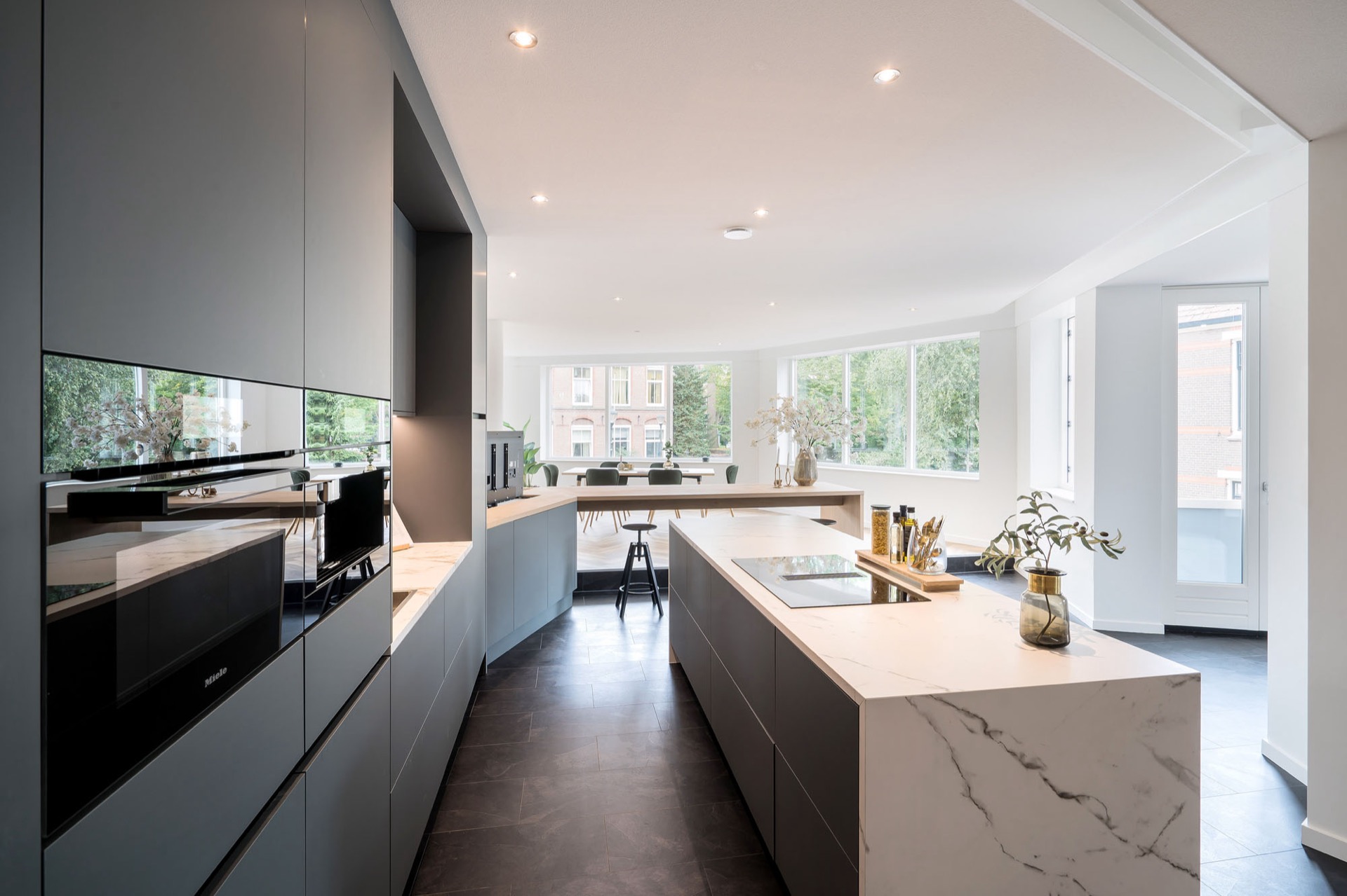 soffitto acustico per soggiorno cucina corridoio: cucina moderna con finestre sullo sfondo, piano effetto marmo e pensili, Luxury, Design, Exclusive, Modern, Custom Made, Special, Beautiful
