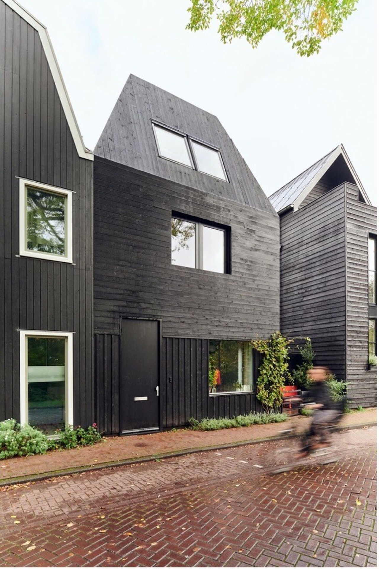 indoor-outdoor connection home: black timber facade with large windows and a clean modern building shape, Luxe, Design, Exclusief, Modern, Maatwerk, Bijzondere, Mooie