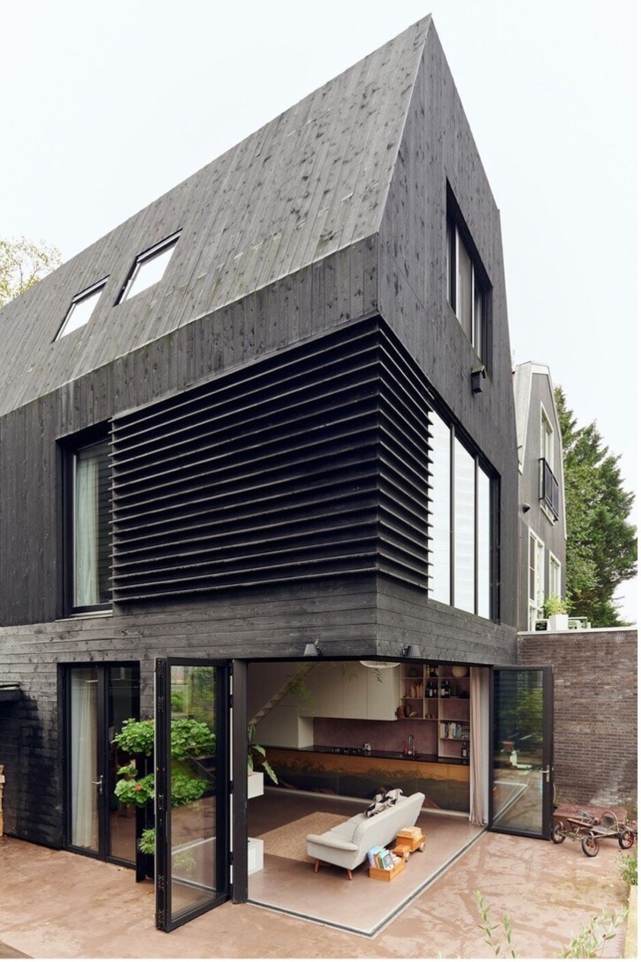 indoor-outdoor connection home: living area with built-in fireplace wall, pendant light, and large glass doors to the garden, Luxe, Design, Exclusief, Modern, Maatwerk, Bijzondere, Mooie