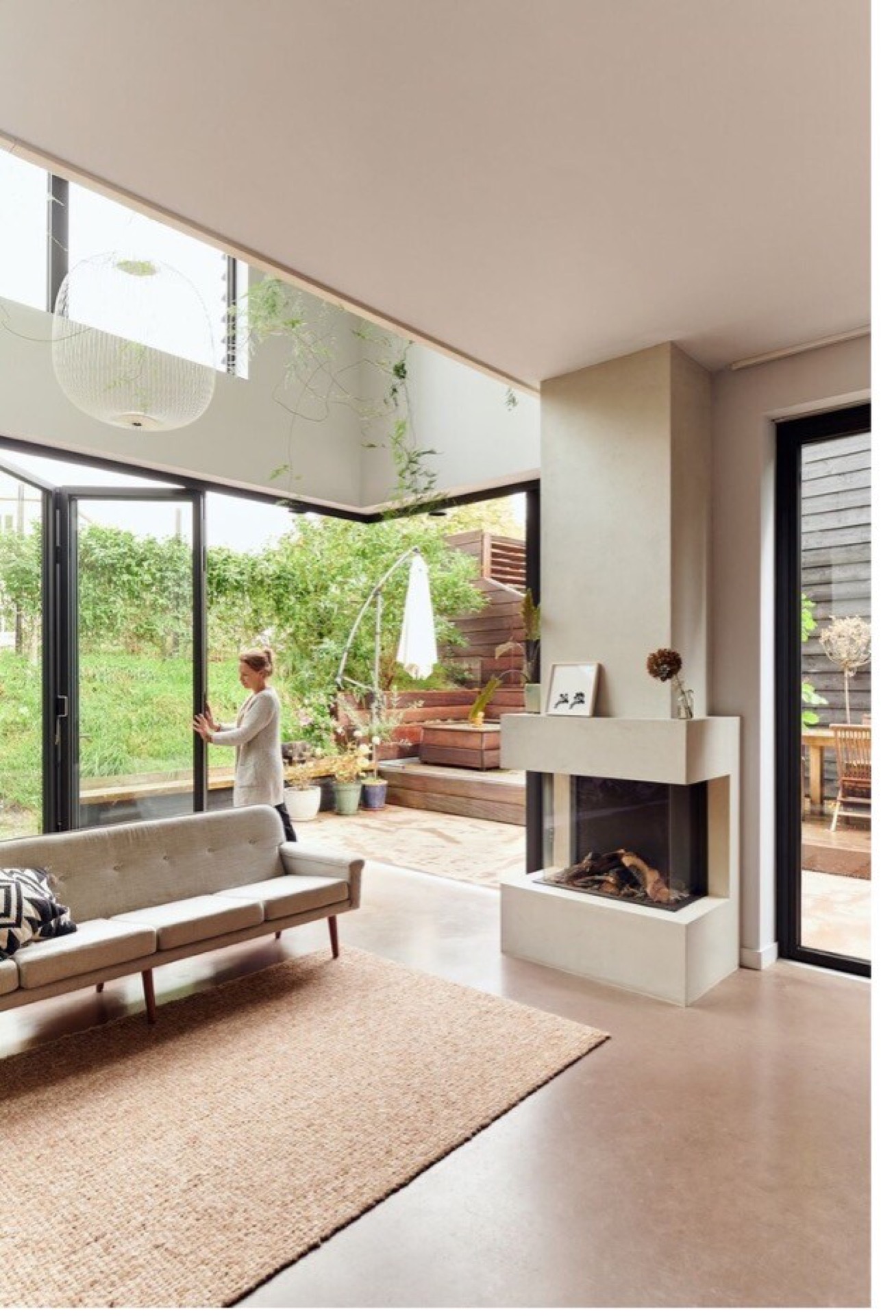 indoor-outdoor connection home: kitchen wall with open niches, built-in cabinetry, and a view into the living area, Luxe, Design, Exclusief, Modern, Maatwerk, Bijzondere, Mooie