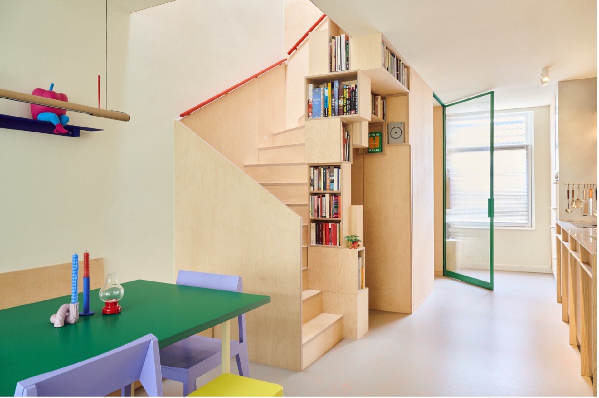 interno su misura in legno e luce: volume scale con libreria integrata e corrimano rosso, apertura con cornice verde, Luxury, Design, Exclusive, Modern, Custom Made, Special, Beautiful