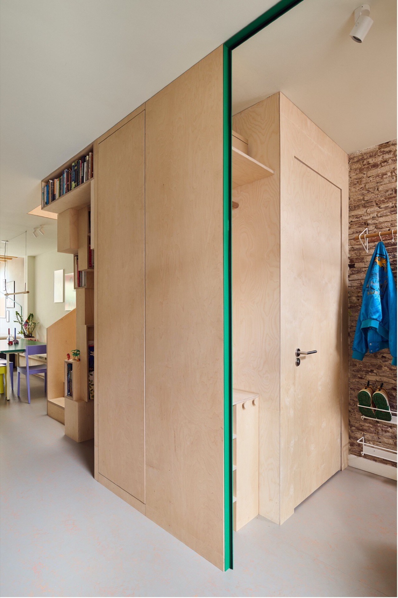 interno su misura in legno e luce: porta grande in legno con cornice verde e accento in mattoni sulla parete, Luxury, Design, Exclusive, Modern, Custom Made, Special, Beautiful