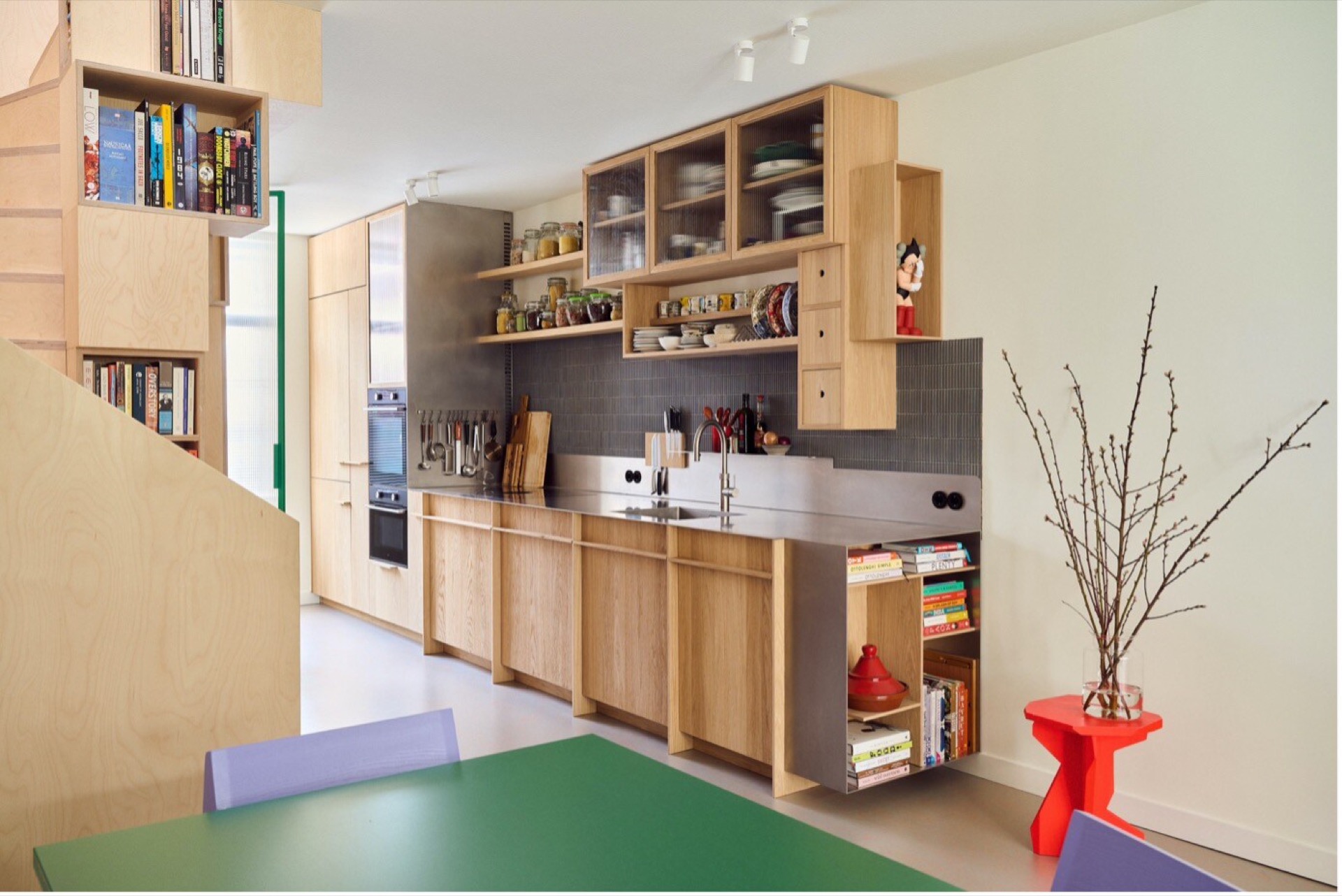 interno su misura in legno e luce: parete cucina con armadi in legno, vani con vetro e schienale in piastrelle scure, Luxury, Design, Exclusive, Modern, Custom Made, Special, Beautiful