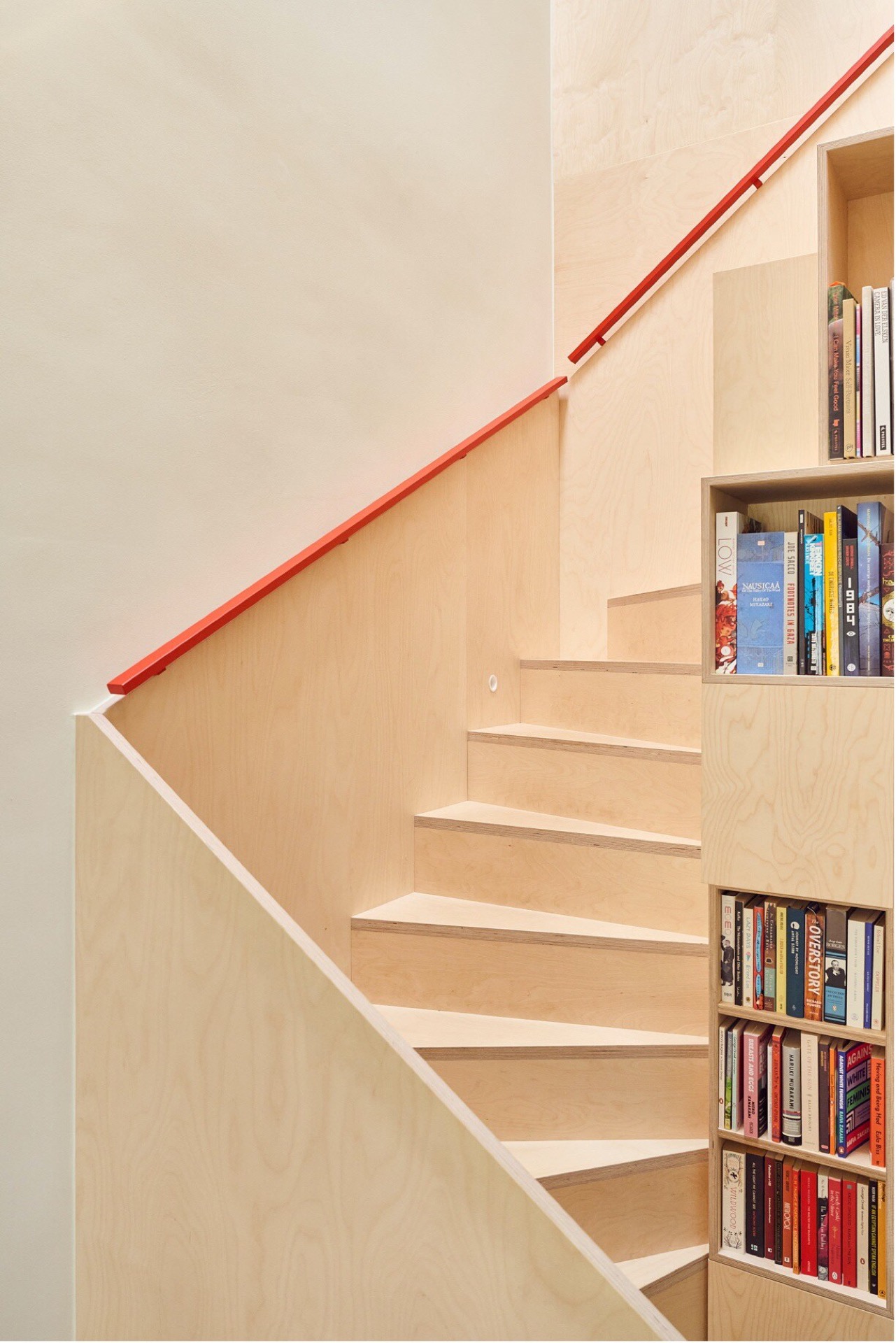 interno su misura in legno e luce: dettaglio scala con gradini in legno, libreria integrata e corrimano rosso, Luxury, Design, Exclusive, Modern, Custom Made, Special, Beautiful