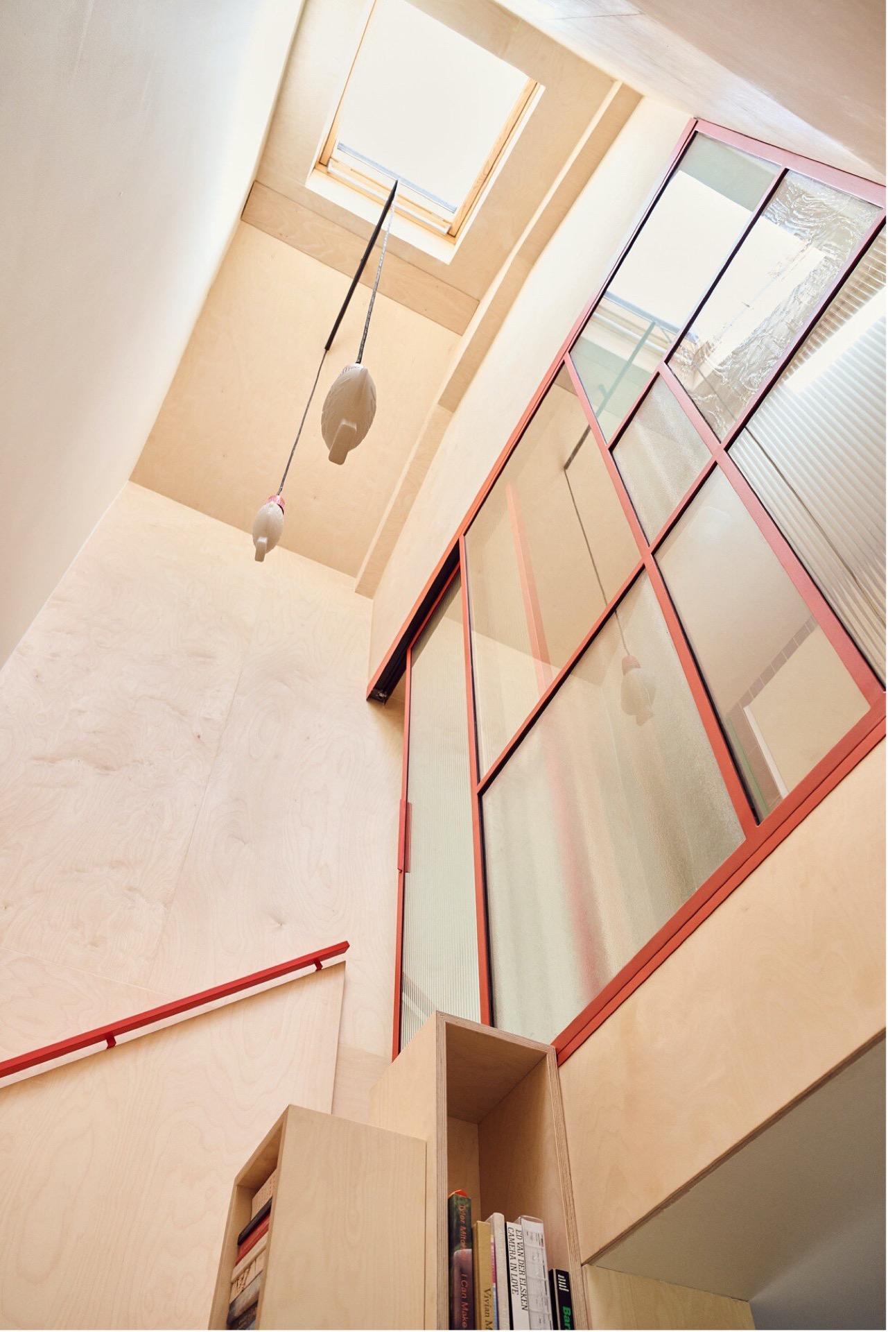 interno su misura in legno e luce: interno su livello alto con lucernario e cornice rossa con griglia, Luxury, Design, Exclusive, Modern, Custom Made, Special, Beautiful