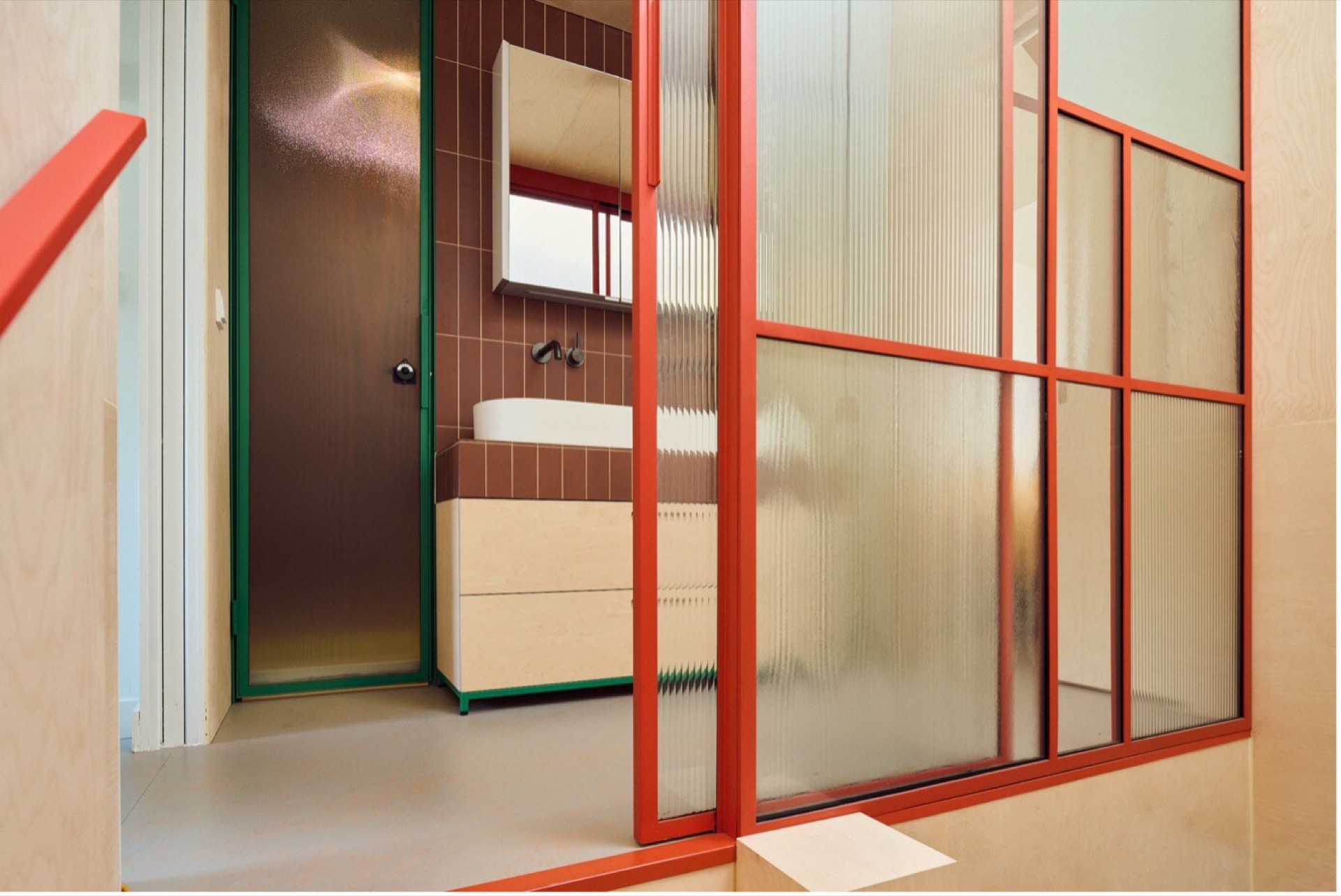interno su misura in legno e luce: vista verso il bagno con cornici rosse e verdi e pareti piastrellate, Luxury, Design, Exclusive, Modern, Custom Made, Special, Beautiful