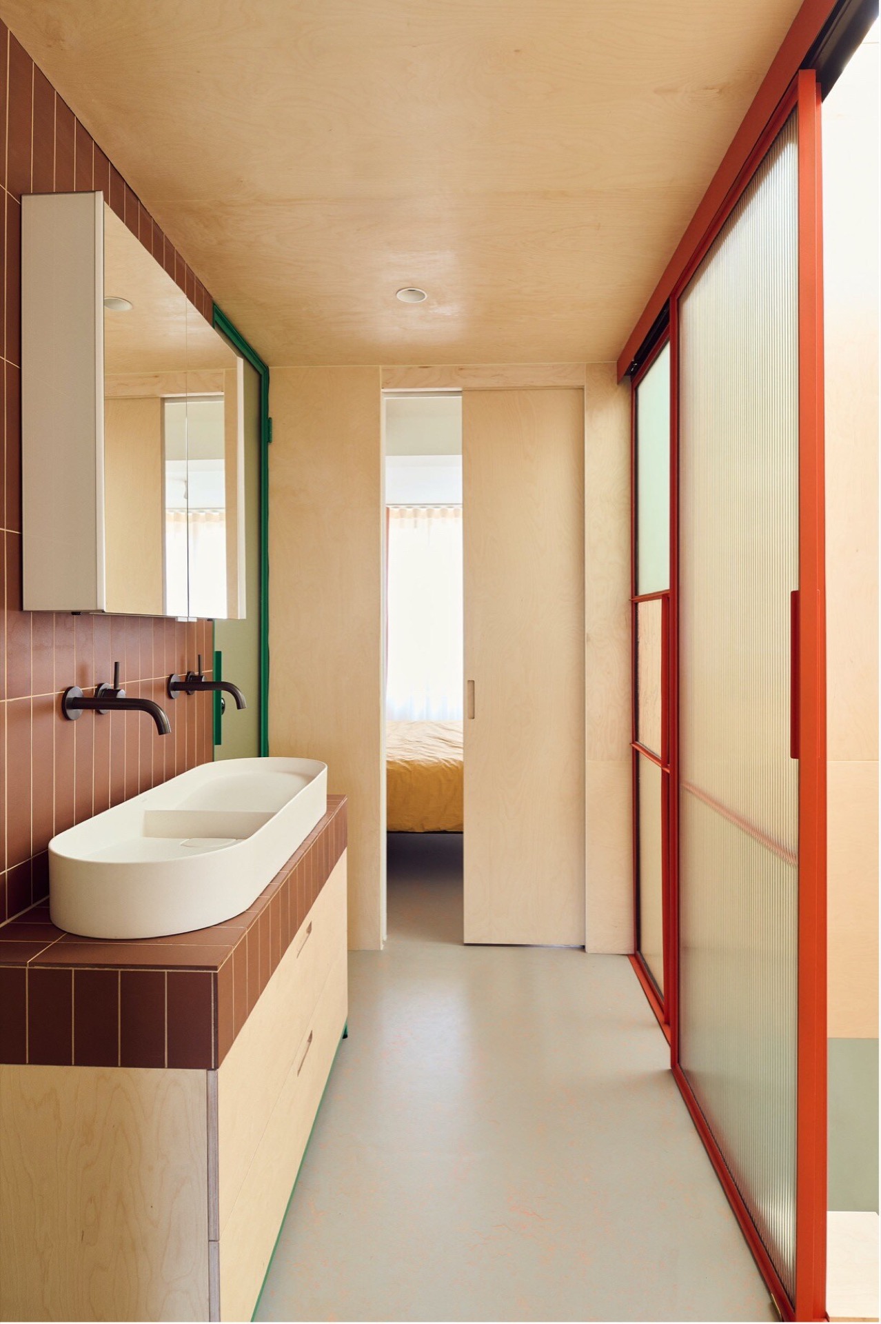 interno su misura in legno e luce: bagno con vasca, pareti piastrellate e apertura con cornici rosse/verde verso la stanza, Luxury, Design, Exclusive, Modern, Custom Made, Special, Beautiful