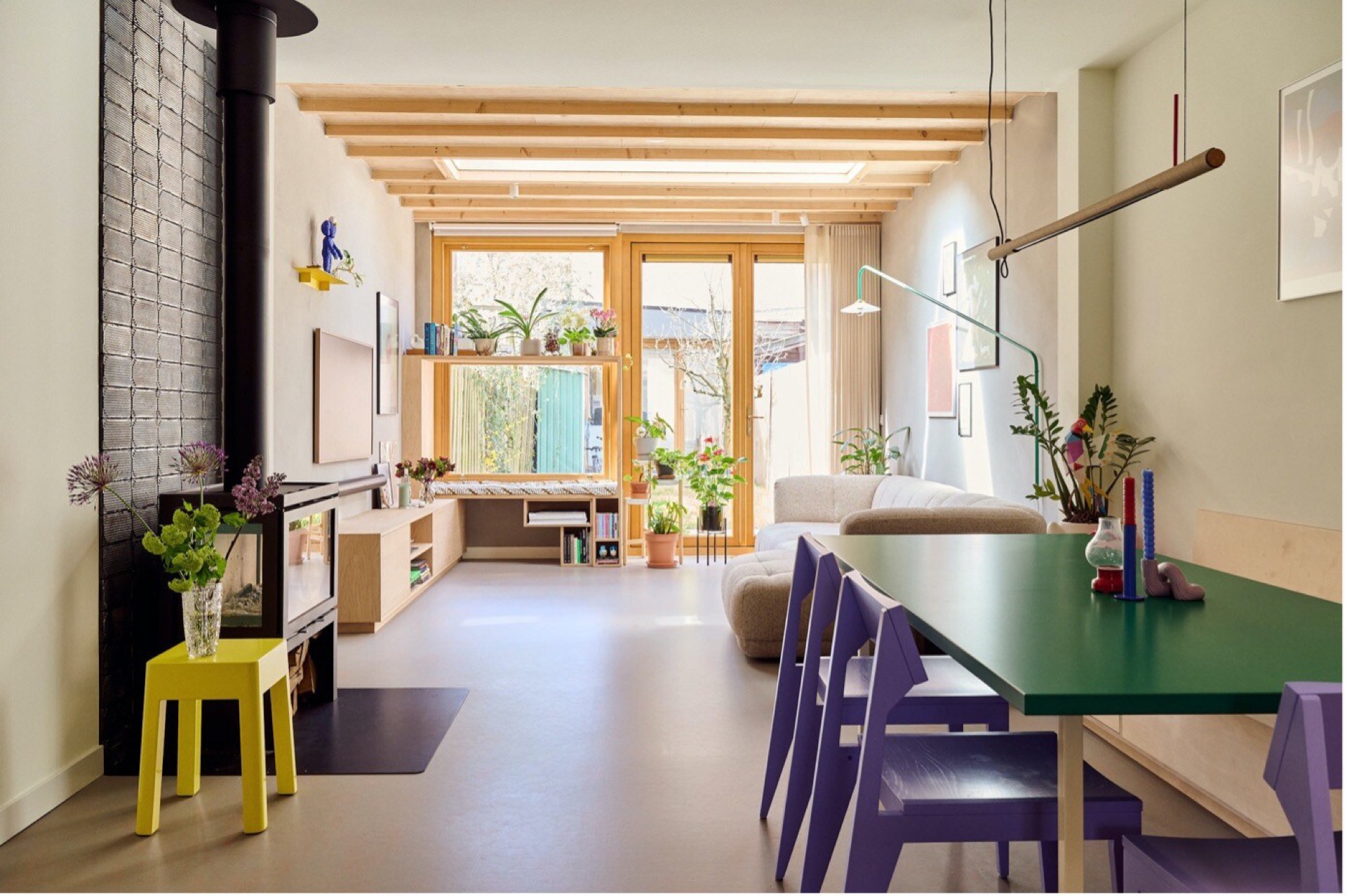 interno su misura in legno e luce: soggiorno con infissi in legno, parete in mattoni e vista aperta verso l’esterno, Luxury, Design, Exclusive, Modern, Custom Made, Special, Beautiful