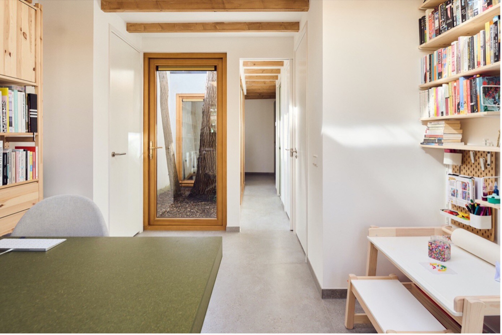 interno su misura in legno e luce: corridoio con cornici in legno, pareti continue e librerie integrate, Luxury, Design, Exclusive, Modern, Custom Made, Special, Beautiful