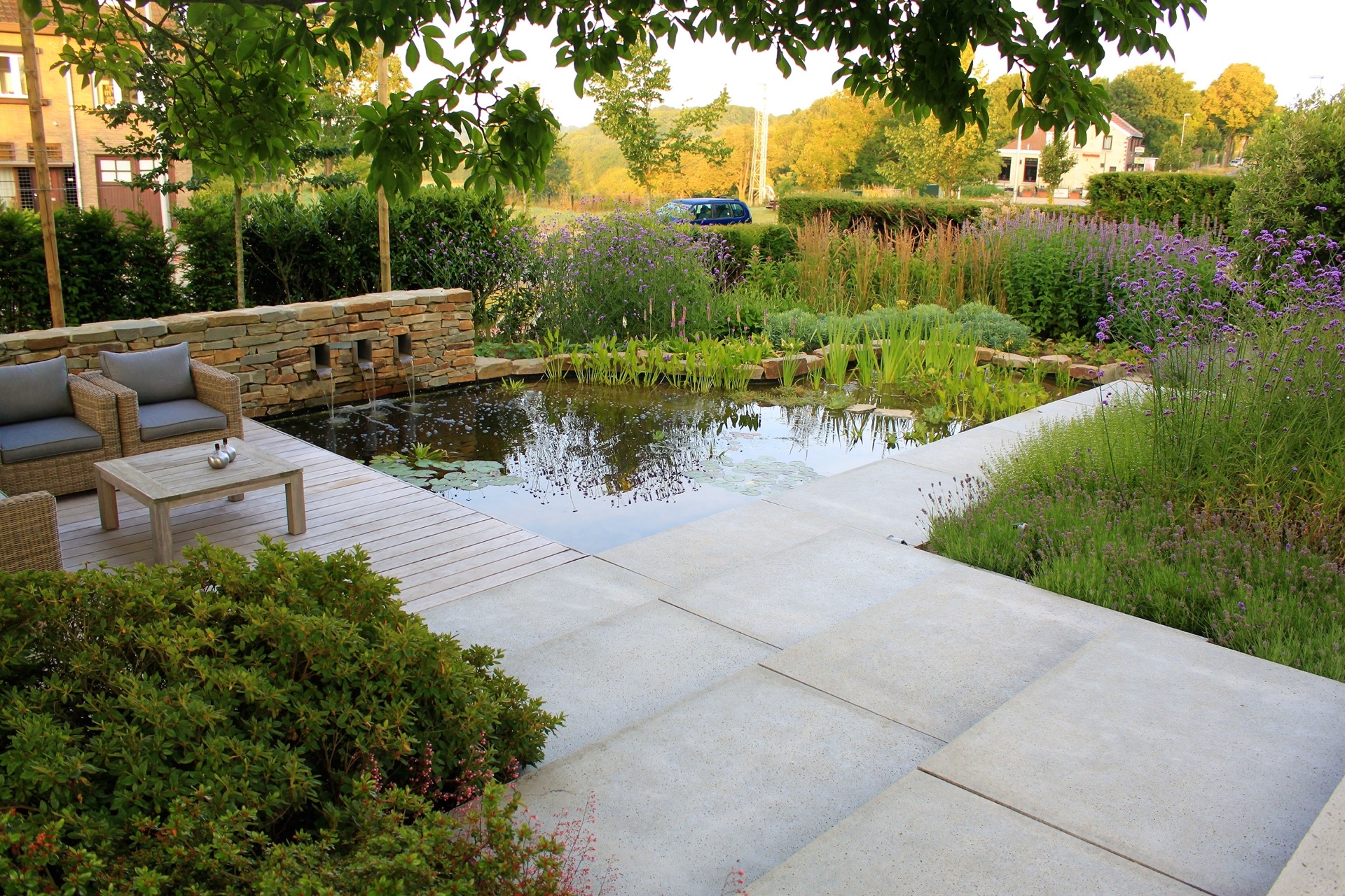 giardino moderno con laghetto e cascata: vista del laghetto e delle aiuole con graminacee ornamentali e pavimentazione in, Luxury, Design, Exclusive, Modern, Custom Made, Special, Beautiful