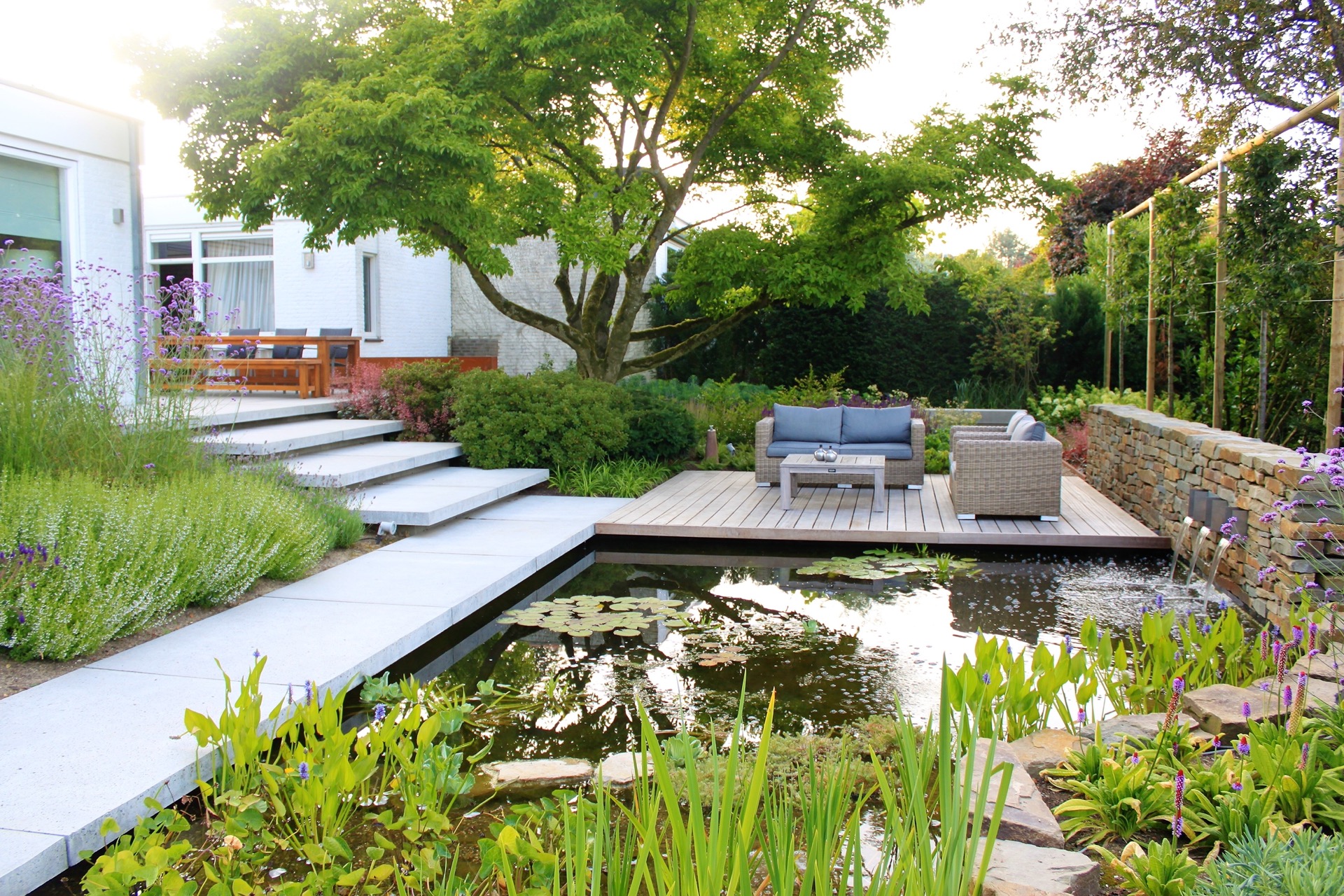 giardino moderno con laghetto e cascata: giardino moderno con laghetto, pavimentazione pulita e area relax a bordo acqua, Luxury, Design, Exclusive, Modern, Custom Made, Special, Beautiful