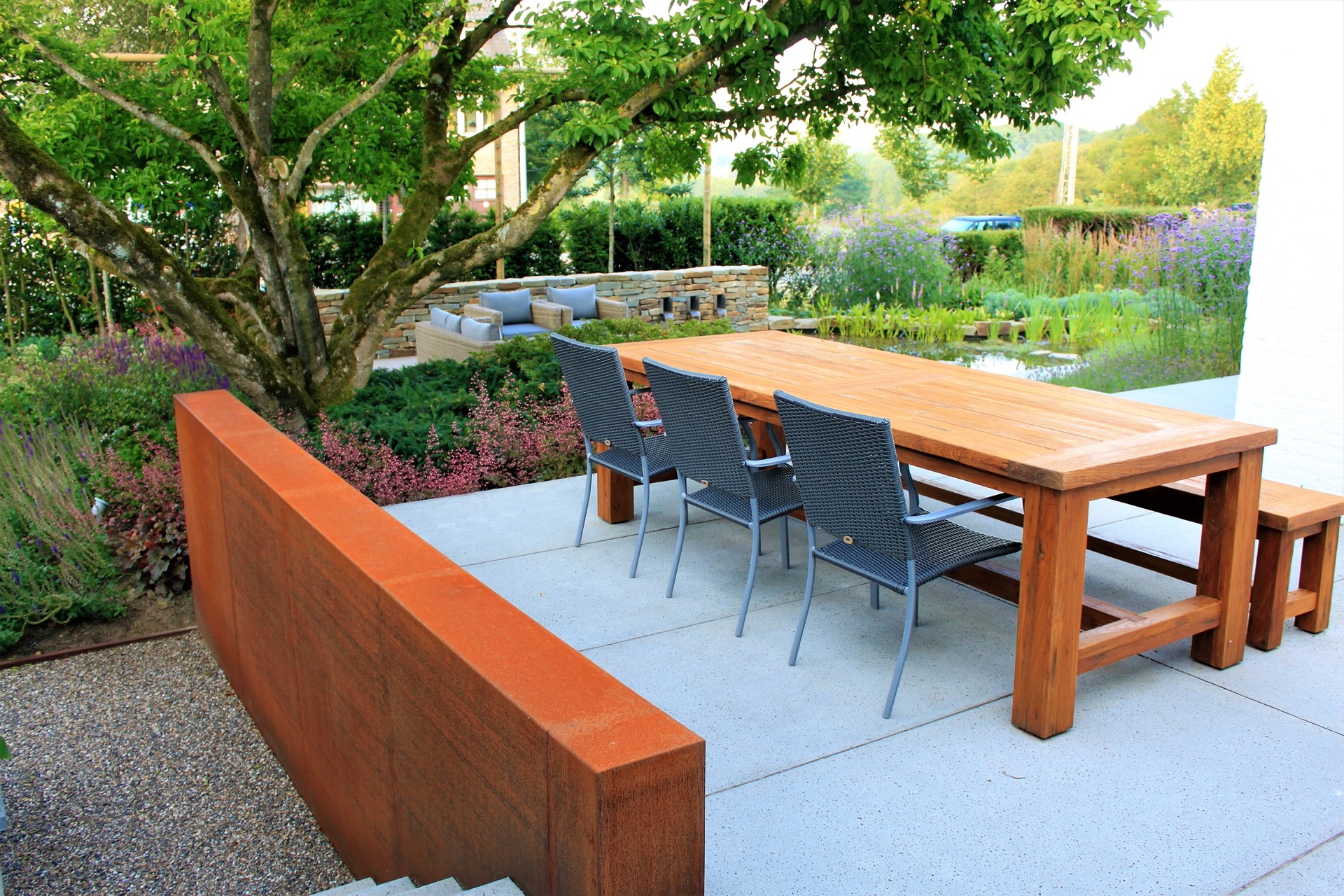 giardino moderno con laghetto e cascata: terrazza con area relax e vista sul sistema idrico in un giardino a livelli, Luxury, Design, Exclusive, Modern, Custom Made, Special, Beautiful