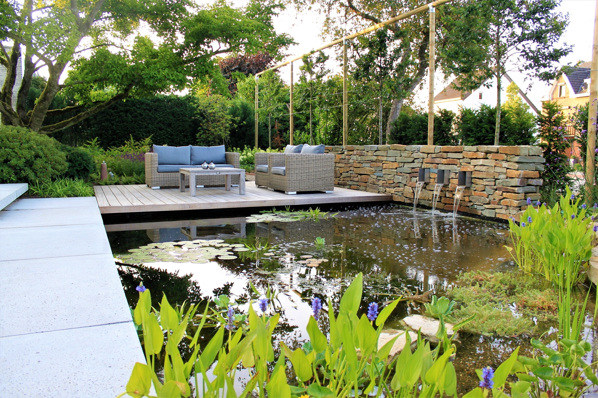 giardino moderno con laghetto e cascata: dettaglio di una cascata che scende da una parete in pietra naturale verso un, Luxury, Design, Exclusive, Modern, Custom Made, Special, Beautiful