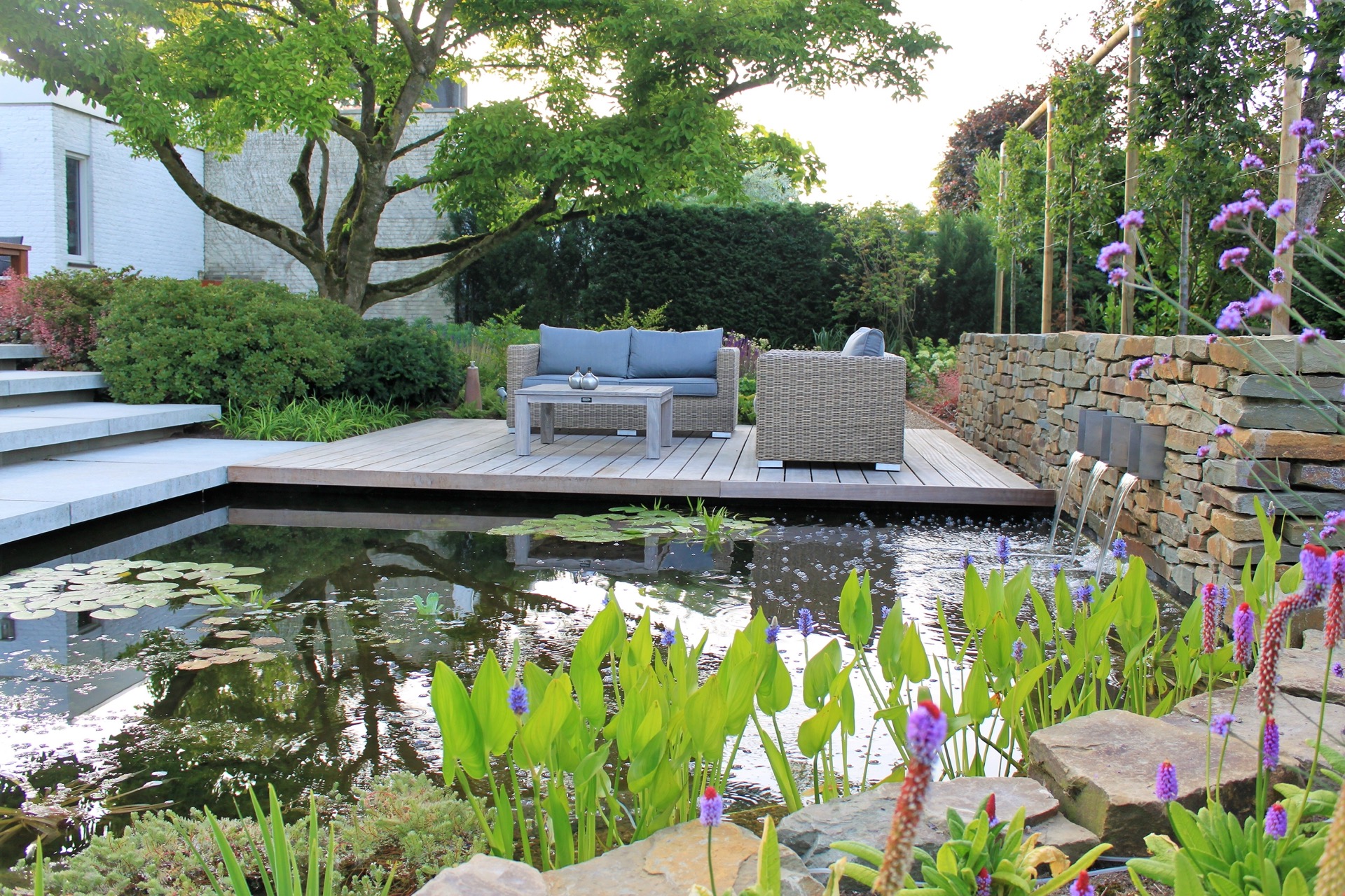 giardino moderno con laghetto e cascata: sezione di giardino lunga con terrazza, laghetto e aiuole colorate con graminacee, Luxury, Design, Exclusive, Modern, Custom Made, Special, Beautiful