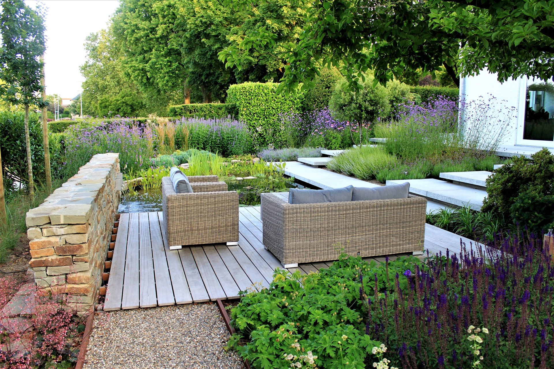 giardino moderno con laghetto e cascata: vista dalla terrazza verso la linea d’acqua con aiuole rigogliose e accenti di, Luxury, Design, Exclusive, Modern, Custom Made, Special, Beautiful