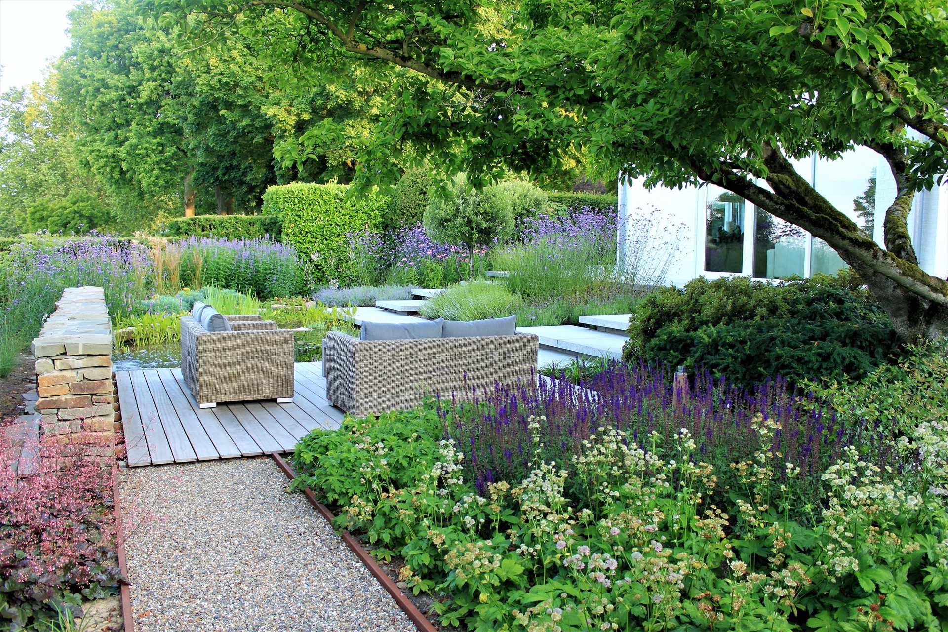 giardino moderno con laghetto e cascata: primo piano di una cascata da una parete in pietra naturale verso un laghetto con, Luxury, Design, Exclusive, Modern, Custom Made, Special, Beautiful