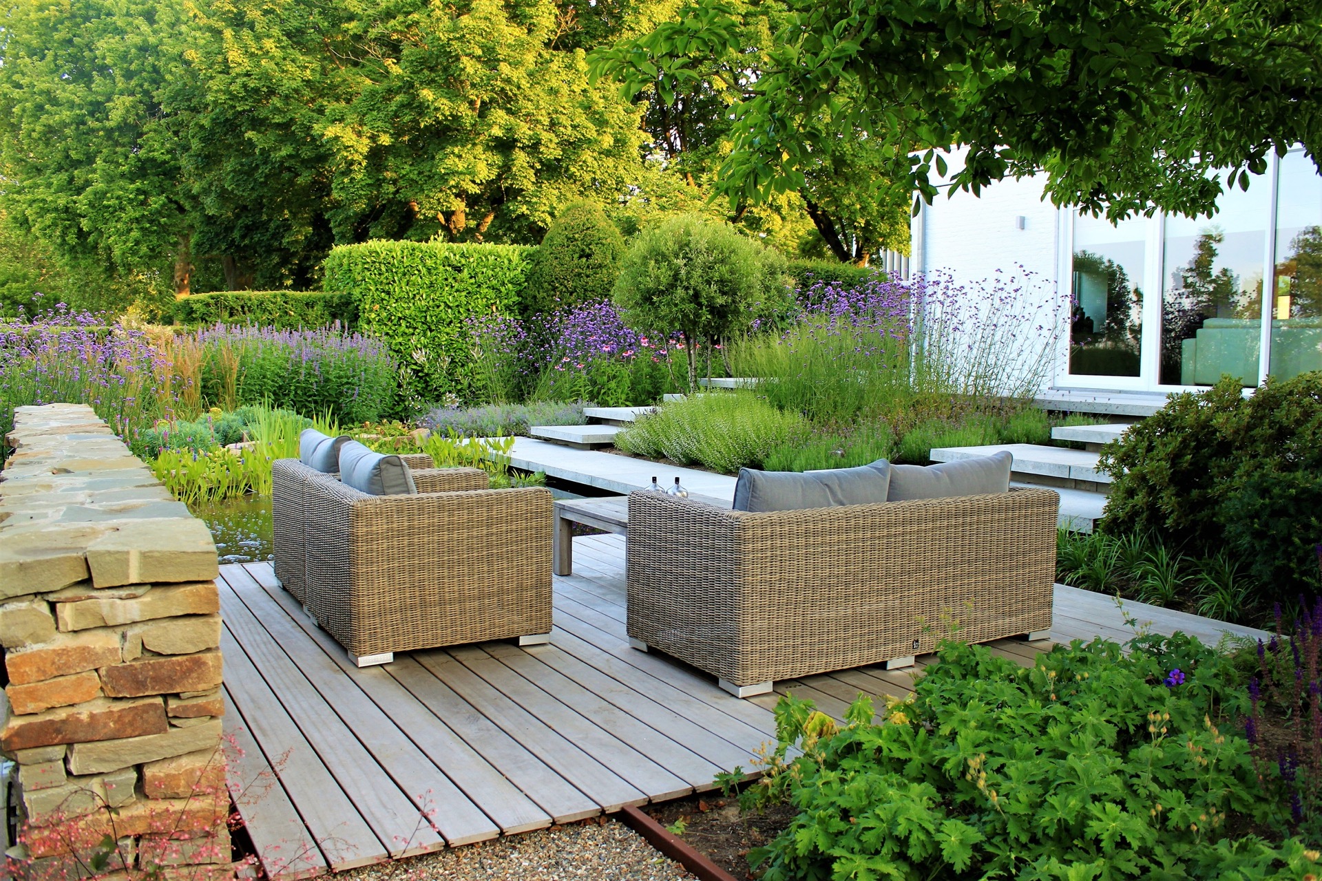 giardino moderno con laghetto e cascata: scala e terrazza moderne attorno a un laghetto con vista verso la casa e aiuole, Luxury, Design, Exclusive, Modern, Custom Made, Special, Beautiful