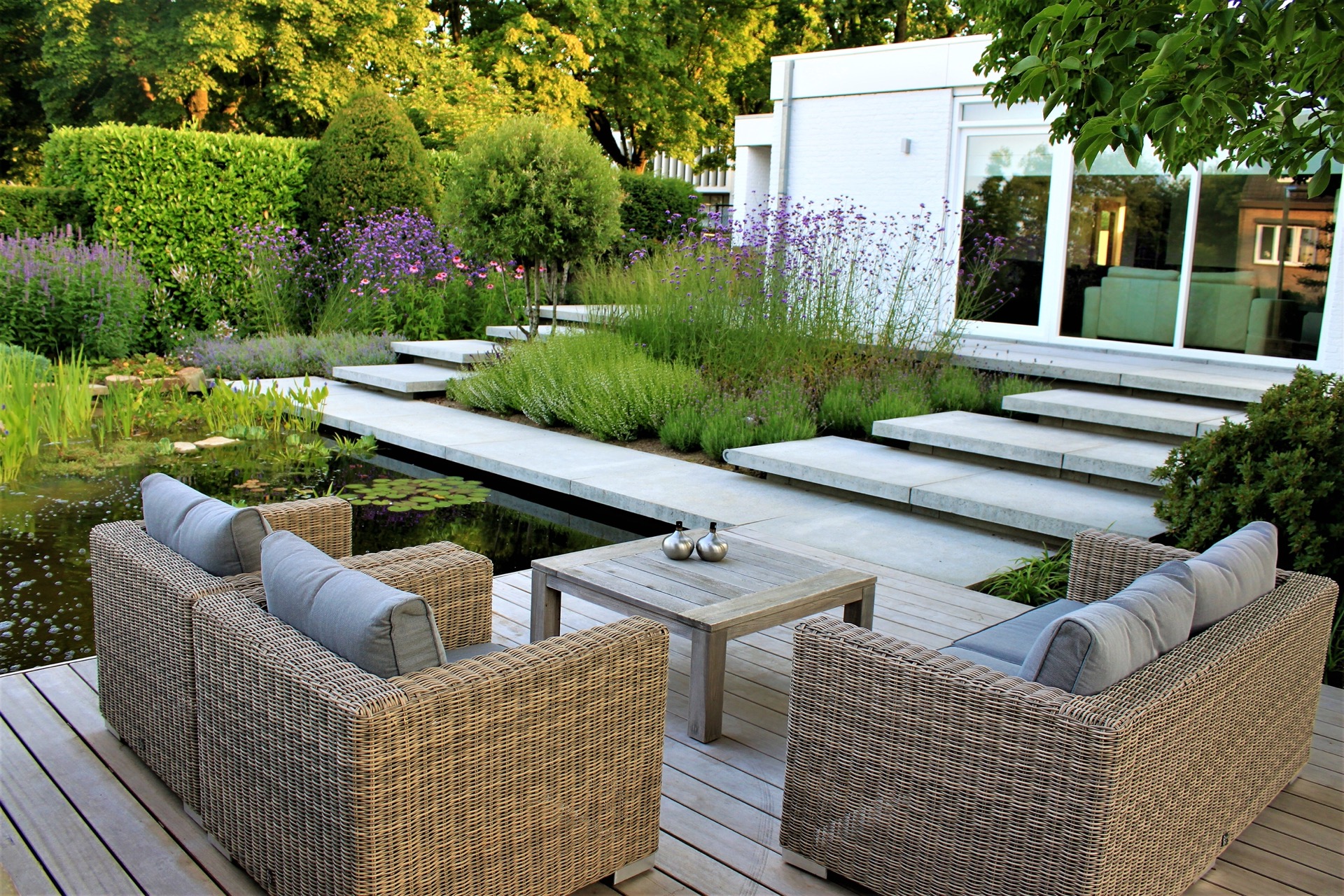 giardino moderno con laghetto e cascata: area relax sulla terrazza con vista sul laghetto e livelli di cemento a gradini, Luxury, Design, Exclusive, Modern, Custom Made, Special, Beautiful
