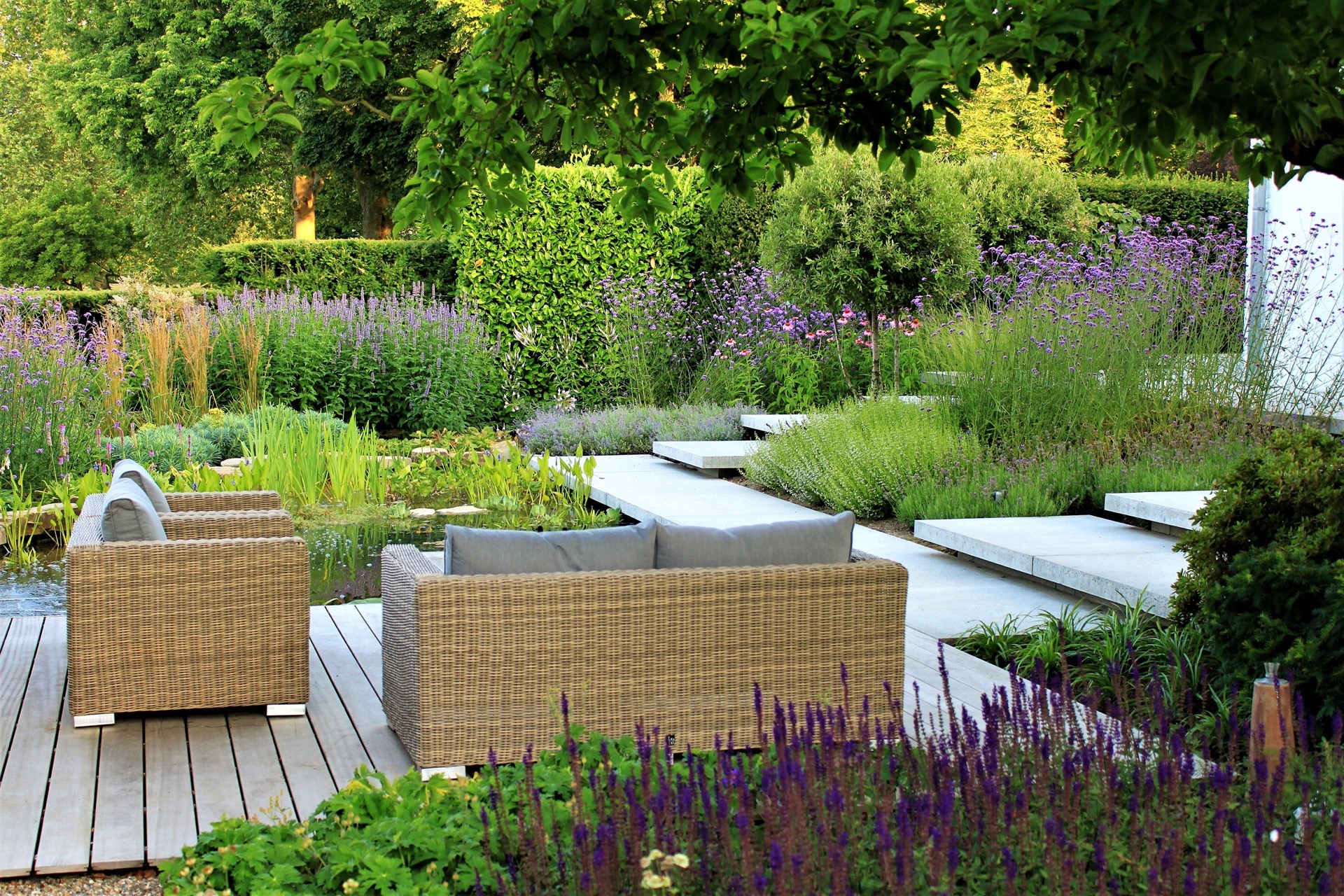 giardino moderno con laghetto e cascata: vista ampia del laghetto e della parete in pietra naturale con area lounge sotto, Luxury, Design, Exclusive, Modern, Custom Made, Special, Beautiful