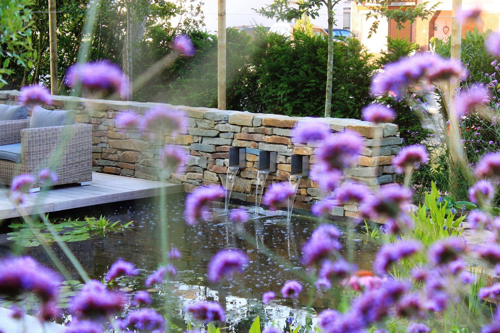 giardino moderno con laghetto e cascata: bordura fiorita con graminacee ornamentali lungo gradini in cemento con vista sul, Luxury, Design, Exclusive, Modern, Custom Made, Special, Beautiful