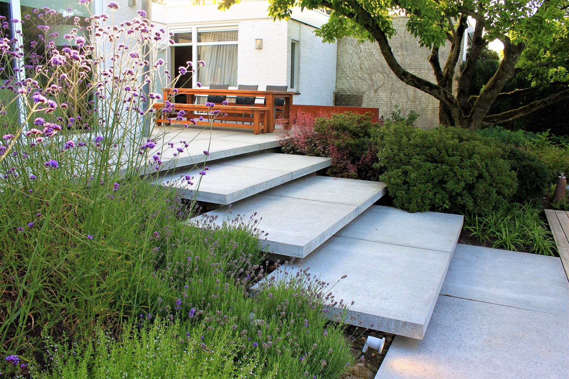 giardino moderno con laghetto e cascata: primo piano della cascata: più getti d’acqua da una parete in pietra naturale nel, Luxury, Design, Exclusive, Modern, Custom Made, Special, Beautiful