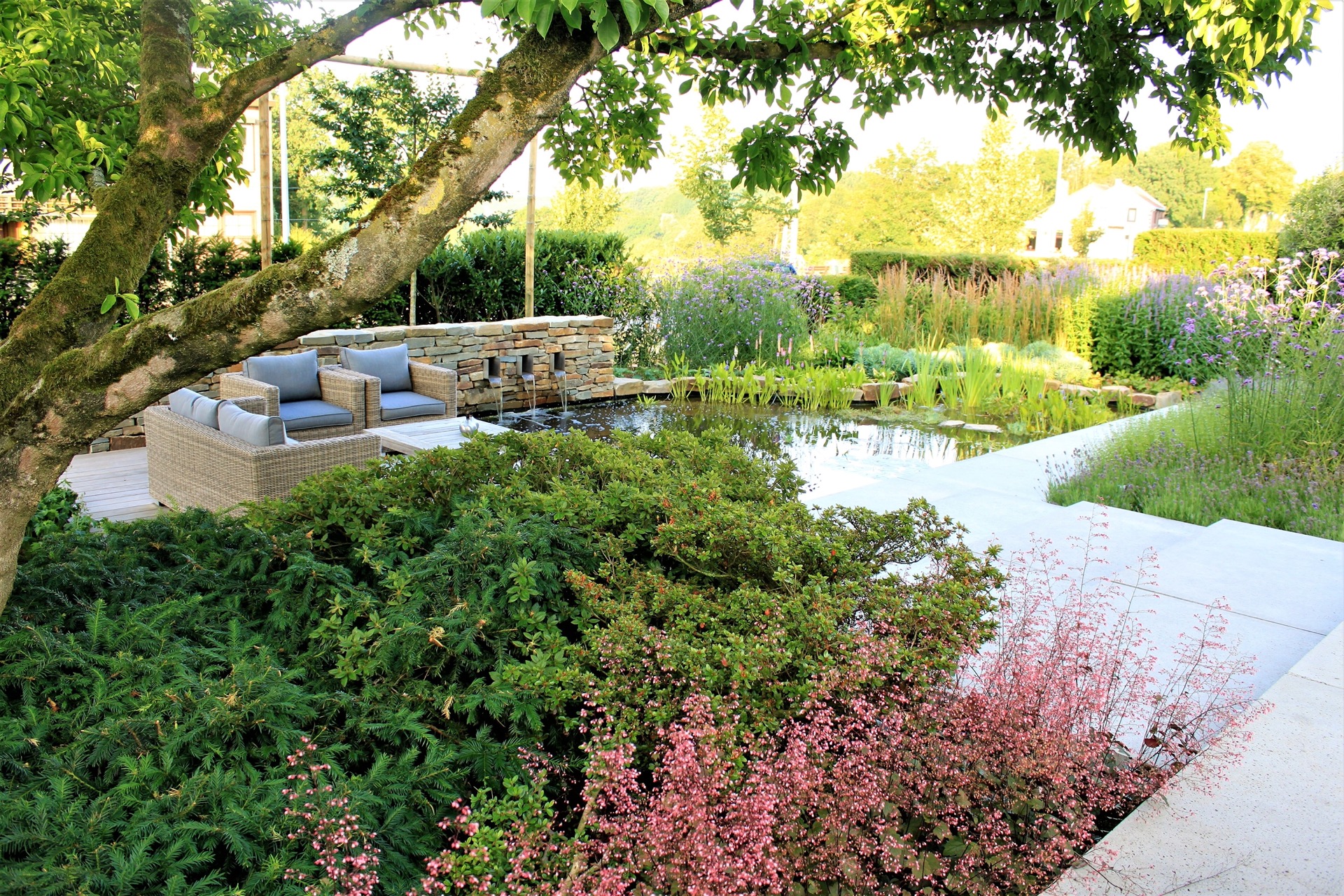 giardino moderno con laghetto e cascata: vista d’insieme del laghetto con fasce di vegetazione, alberi e parete in pietra, Luxury, Design, Exclusive, Modern, Custom Made, Special, Beautiful
