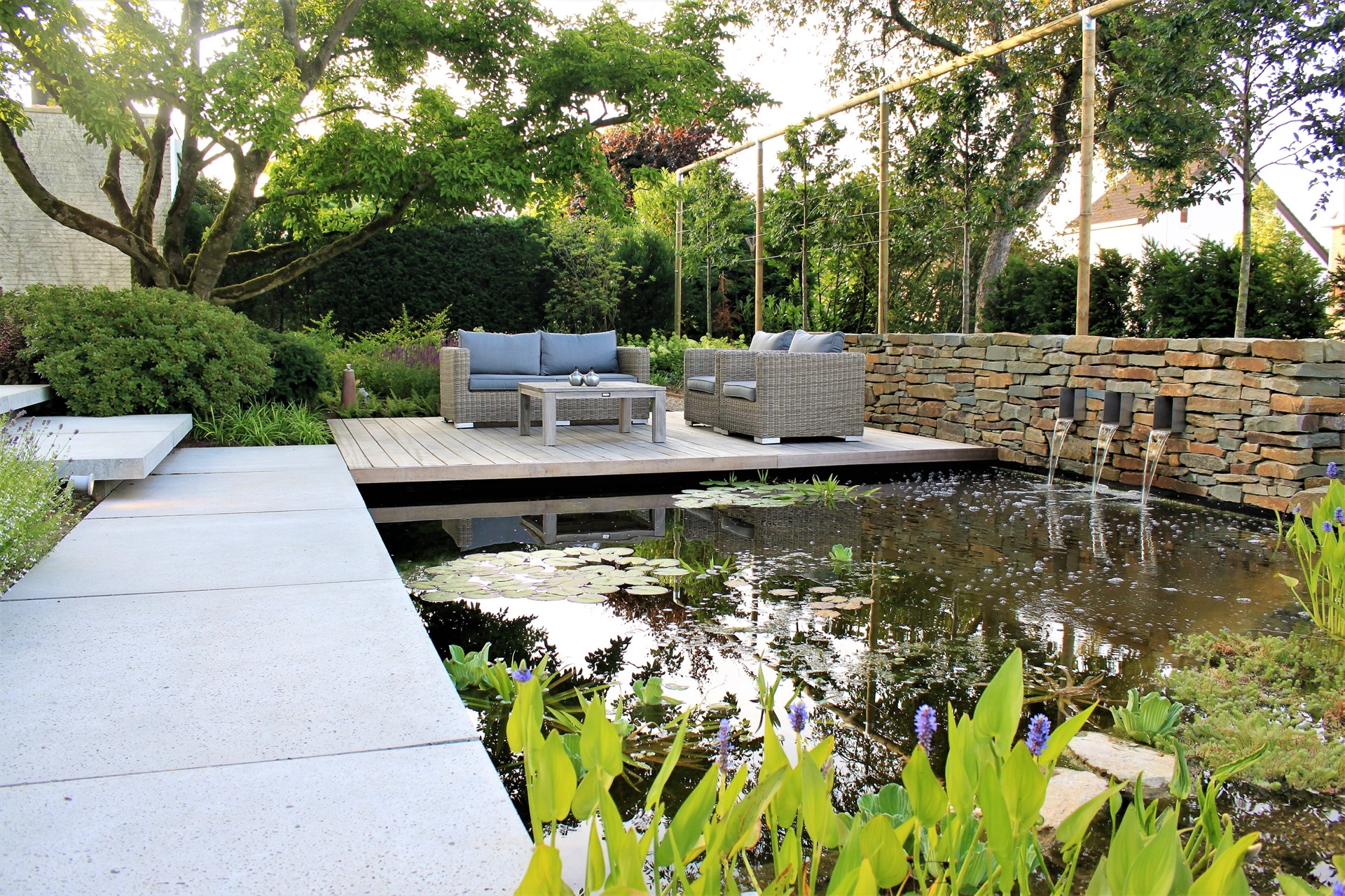 giardino moderno con laghetto e cascata: vista ampia del laghetto con area relax e cascata da una parete in pietra naturale, Luxury, Design, Exclusive, Modern, Custom Made, Special, Beautiful