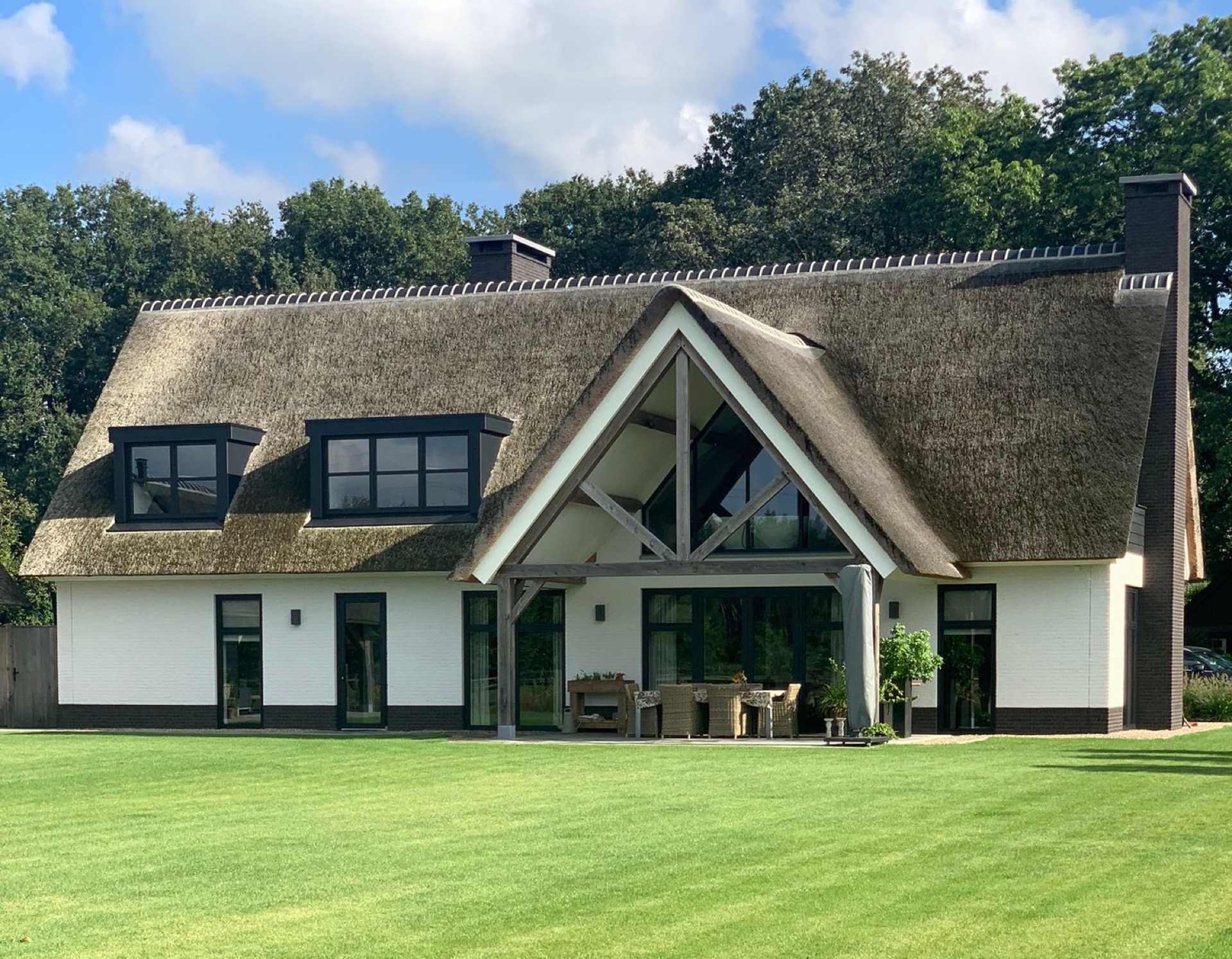 Country villa with thatched roof, white facade and black window frames with wide glazing, Luxe, Design, Exclusief, Modern, Maatwerk, Bijzondere, Mooie