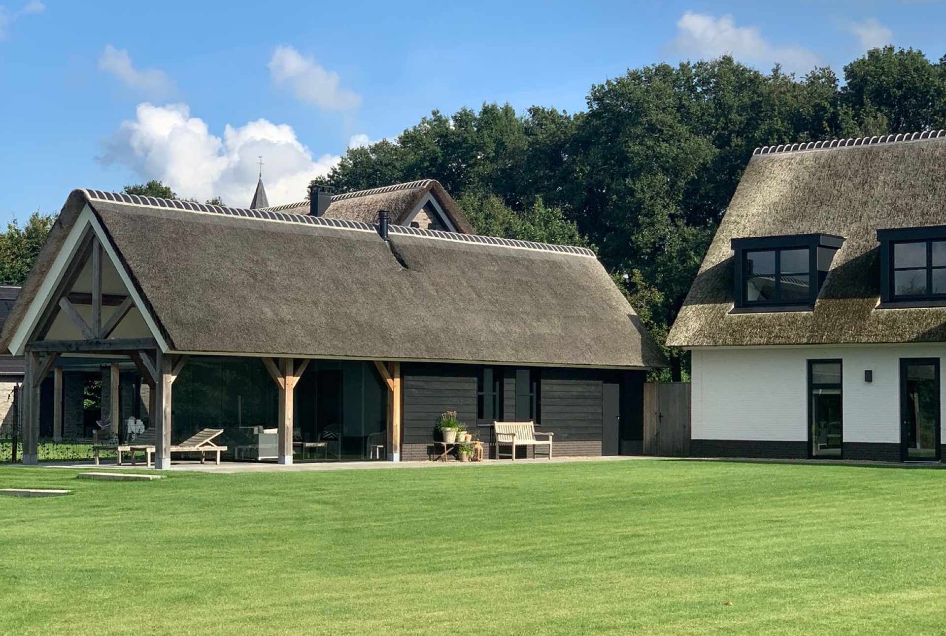 country villa with thatched roof: Side view of a , wooden overhang and large windows, Luxe, Design, Exclusief, Modern, Maatwerk, Bijzondere, Mooie