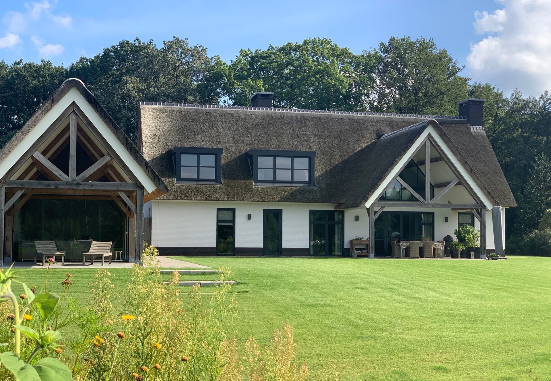 Country villa with thatched roof, white facade and black frames with dormer windows, Luxe, Design, Exclusief, Modern, Maatwerk, Bijzondere, Mooie