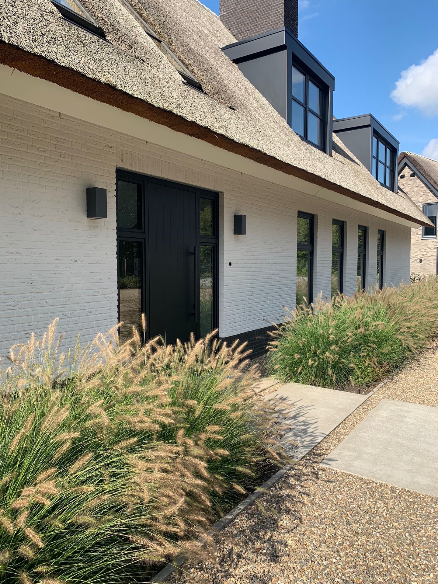 country villa with thatched roof: Facade detail of a edge, white brick and black window frames, Luxe, Design, Exclusief, Modern, Maatwerk, Bijzondere, Mooie