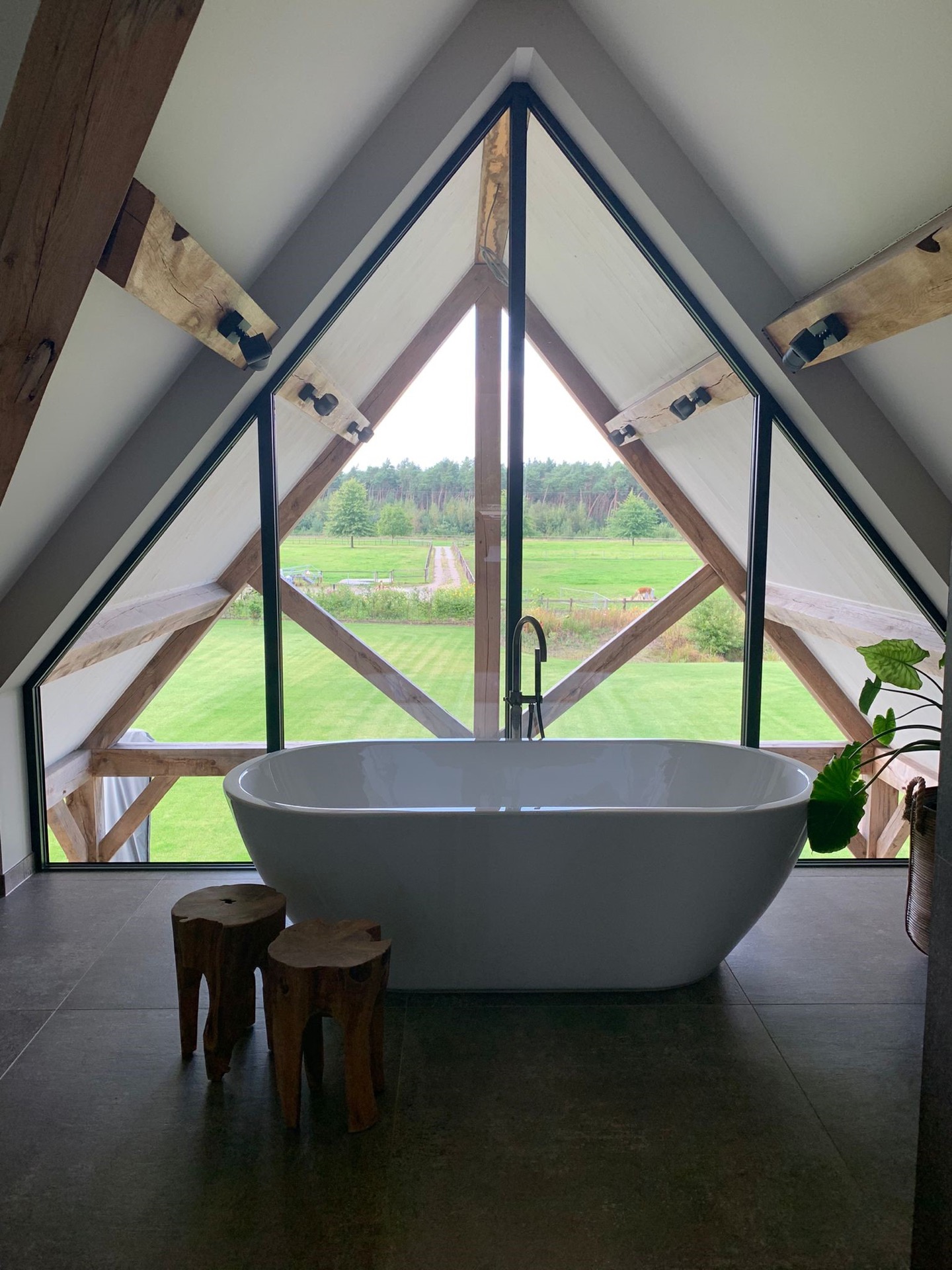 country villa with thatched roof: bathroom with freestanding bathtub and large window under the sloped roof overlooking the, Luxe, Design, Exclusief, Modern, Maatwerk, Bijzondere, Mooie