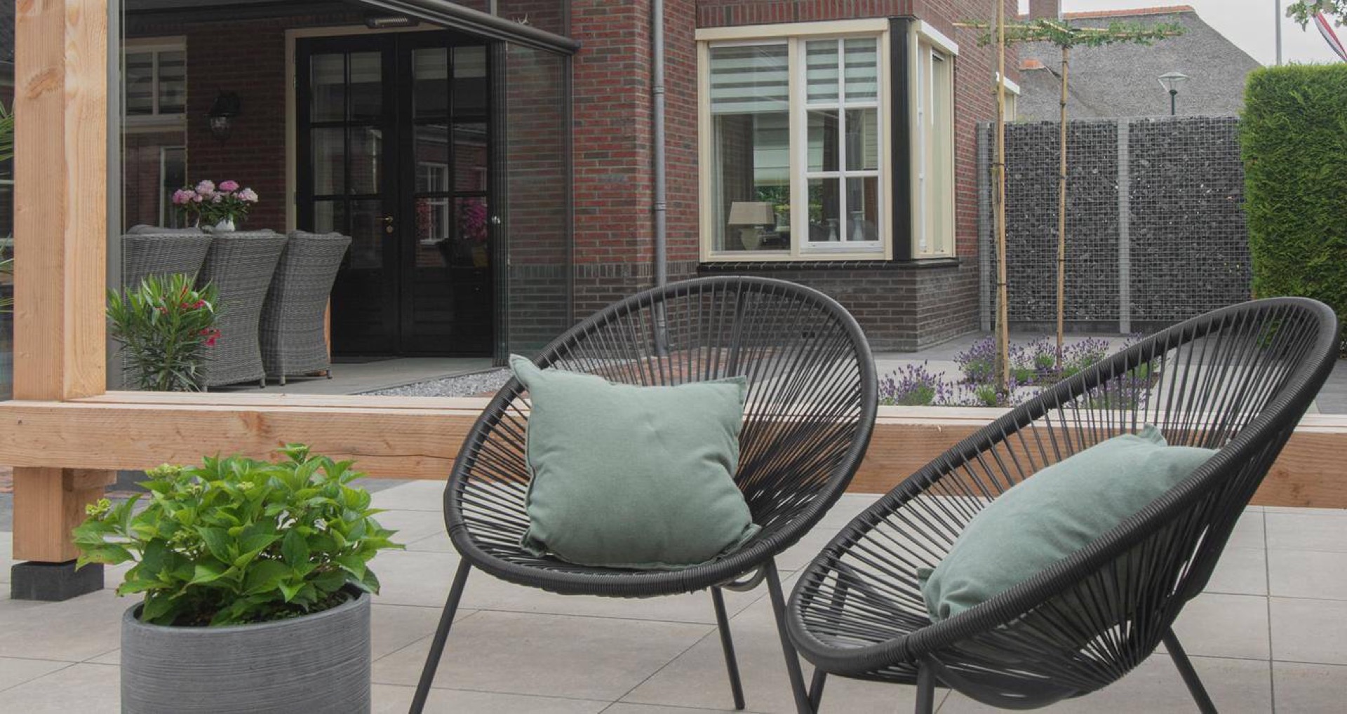 piastrelle in ceramica per patio 2 cm: terrazza con piastrelle in ceramica, sedute esterne e vetrata vicino a pannelli in, Luxury, Design, Exclusive, Modern, Custom Made, Special, Beautiful