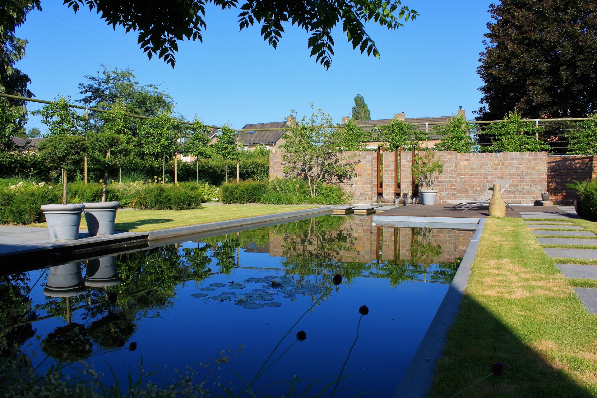 estanque de natación jardín: swimming pond backyard: swimming pond with mirrored water and a straight stone edge along the, Luxury, Design, Exclusive, Modern, Custom Made, Special, Beautiful