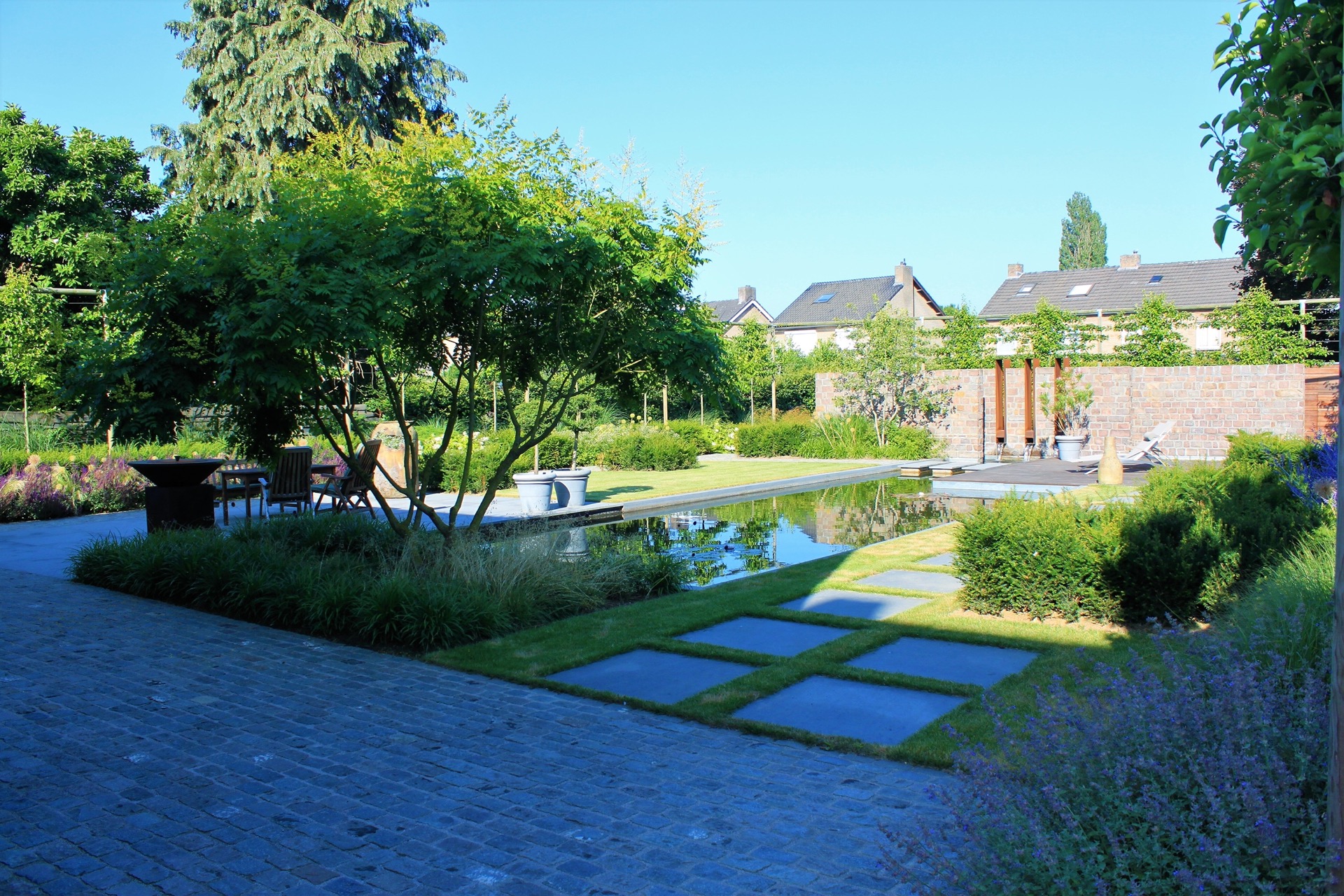 estanque de natación jardín: swimming pond backyard: swimming pond with wooden terrace and stepping stones in a structured, Luxury, Design, Exclusive, Modern, Custom Made, Special, Beautiful