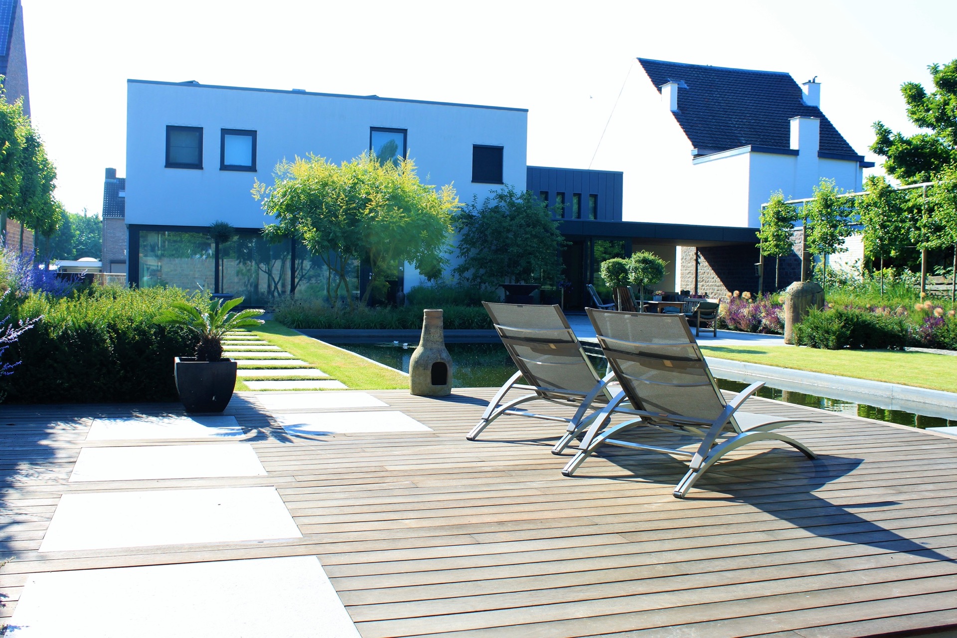 estanque de natación jardín: swimming pond backyard: house wall with terrace and swimming pond; clean garden lines and, Luxury, Design, Exclusive, Modern, Custom Made, Special, Beautiful