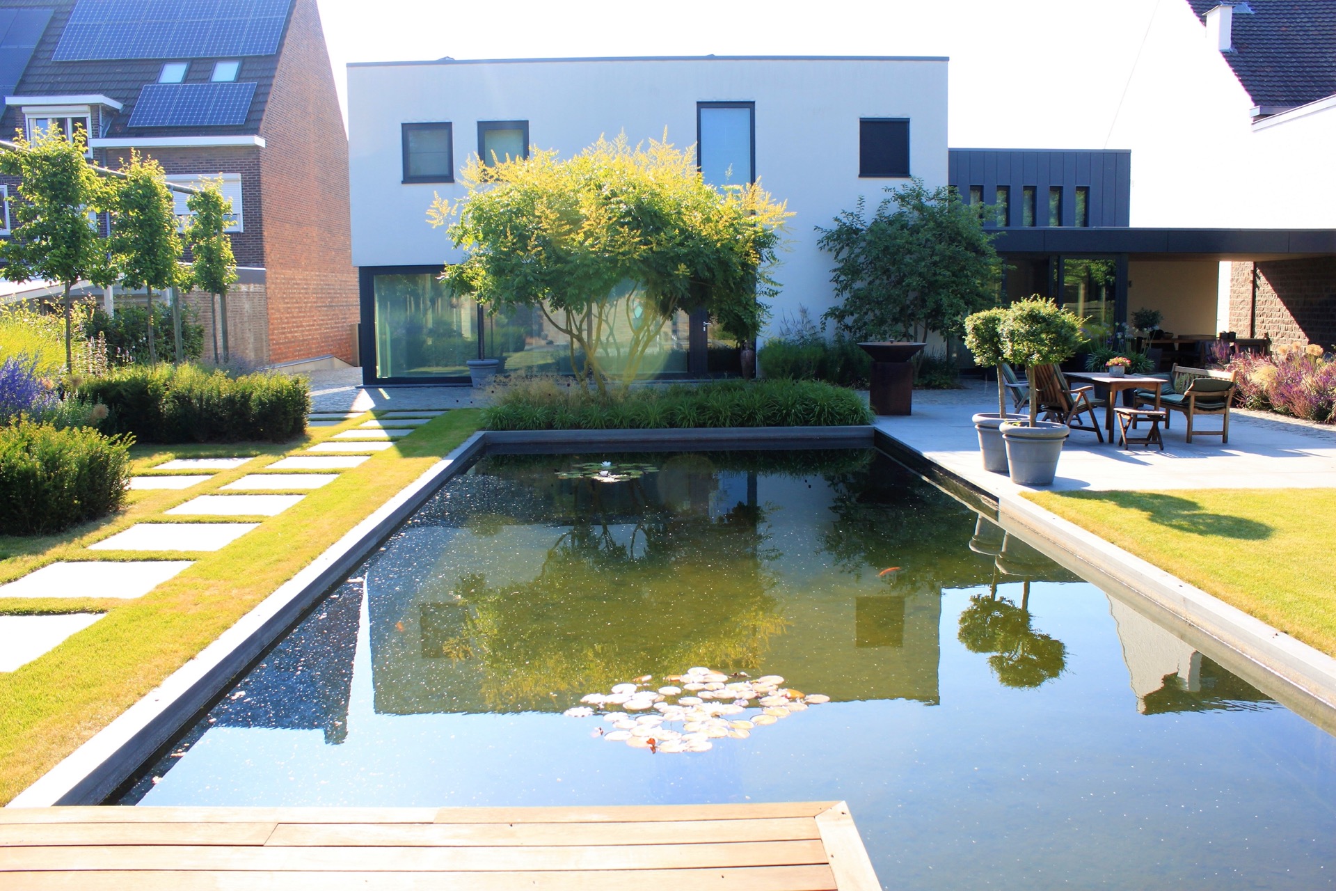 estanque de natación jardín: swimming pond backyard: swimming pond with clean water edge, wooden terrace and stepping stones, Luxury, Design, Exclusive, Modern, Custom Made, Special, Beautiful