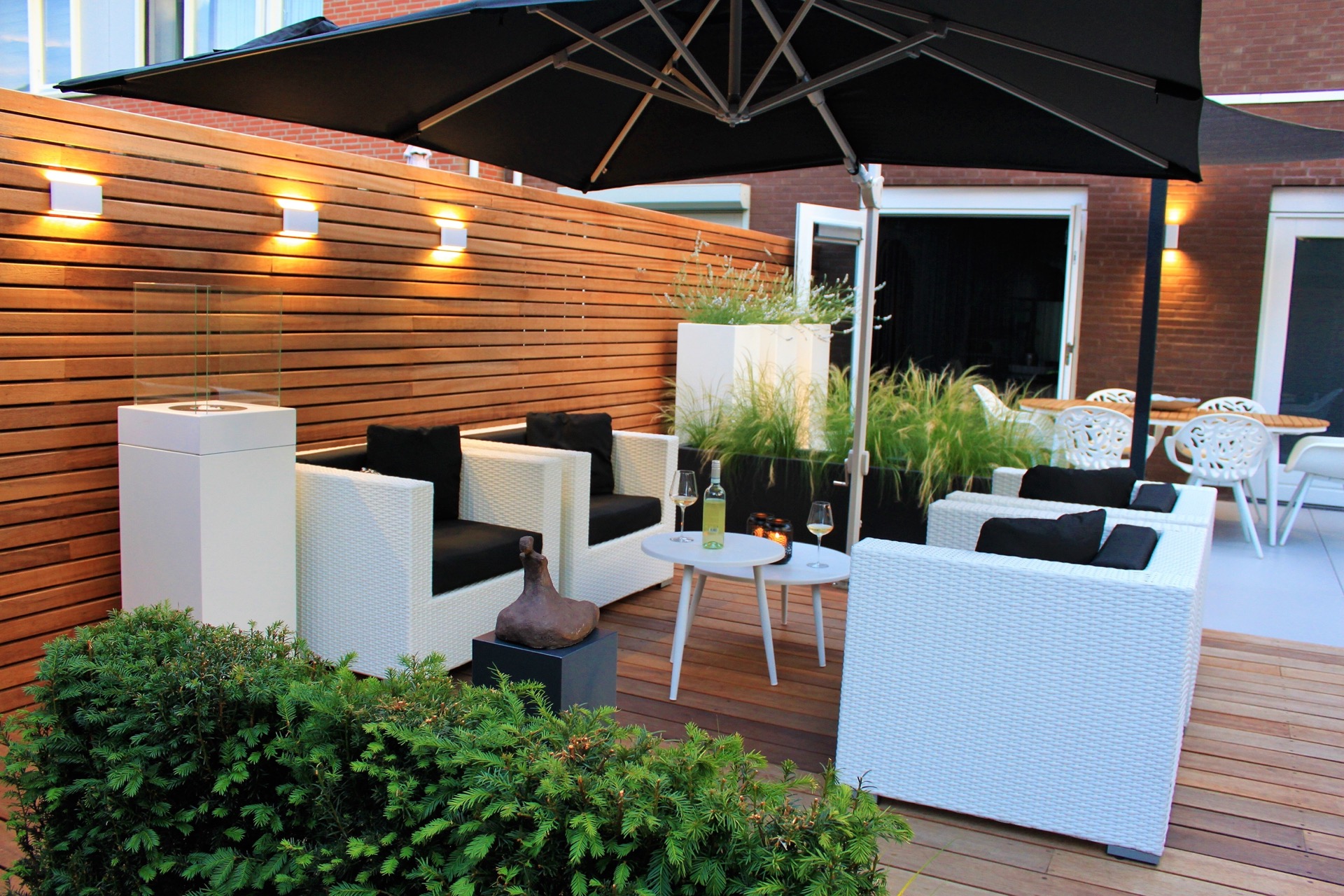 Giardino moderno con caminetto esterno con schermo in vetro e area relax su decking in legno vicino alla porta, Luxury, Design, Exclusive, Modern, Custom Made, Special, Beautiful