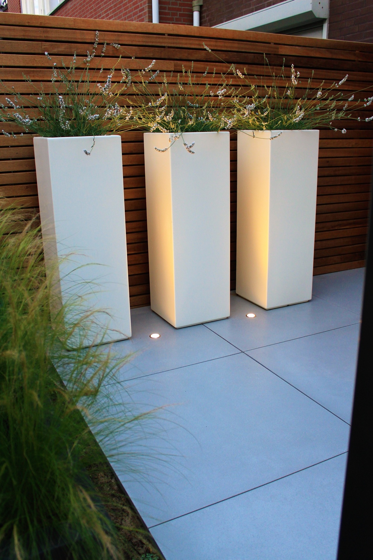 Giardino moderno con fioriere alte e lineari con luci calde su terrazza in piastrelle, Luxury, Design, Exclusive, Modern, Custom Made, Special, Beautiful