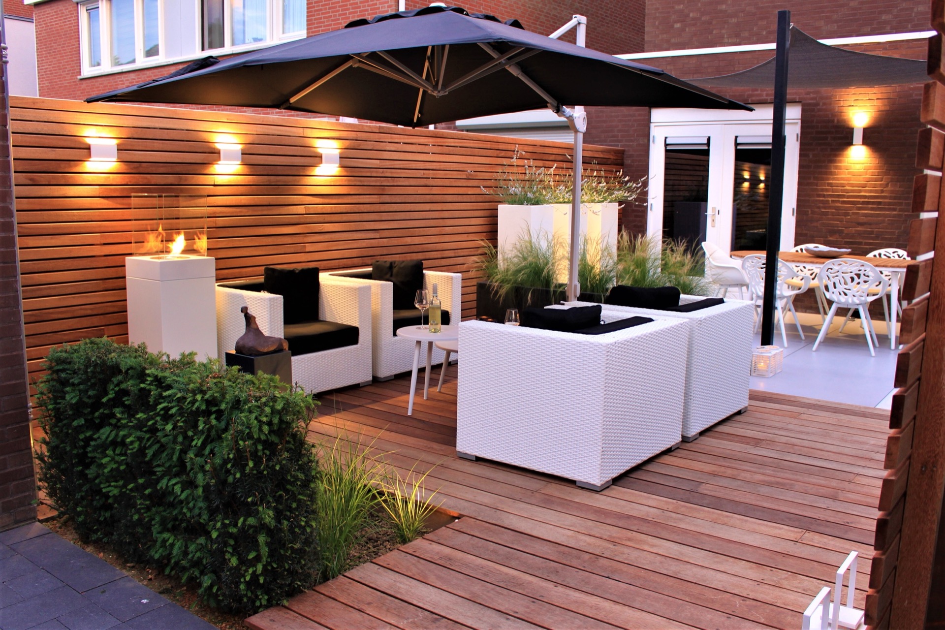 Giardino moderno con area relax sotto ombrellone, parete in listelli di legno e camino esterno, Luxury, Design, Exclusive, Modern, Custom Made, Special, Beautiful