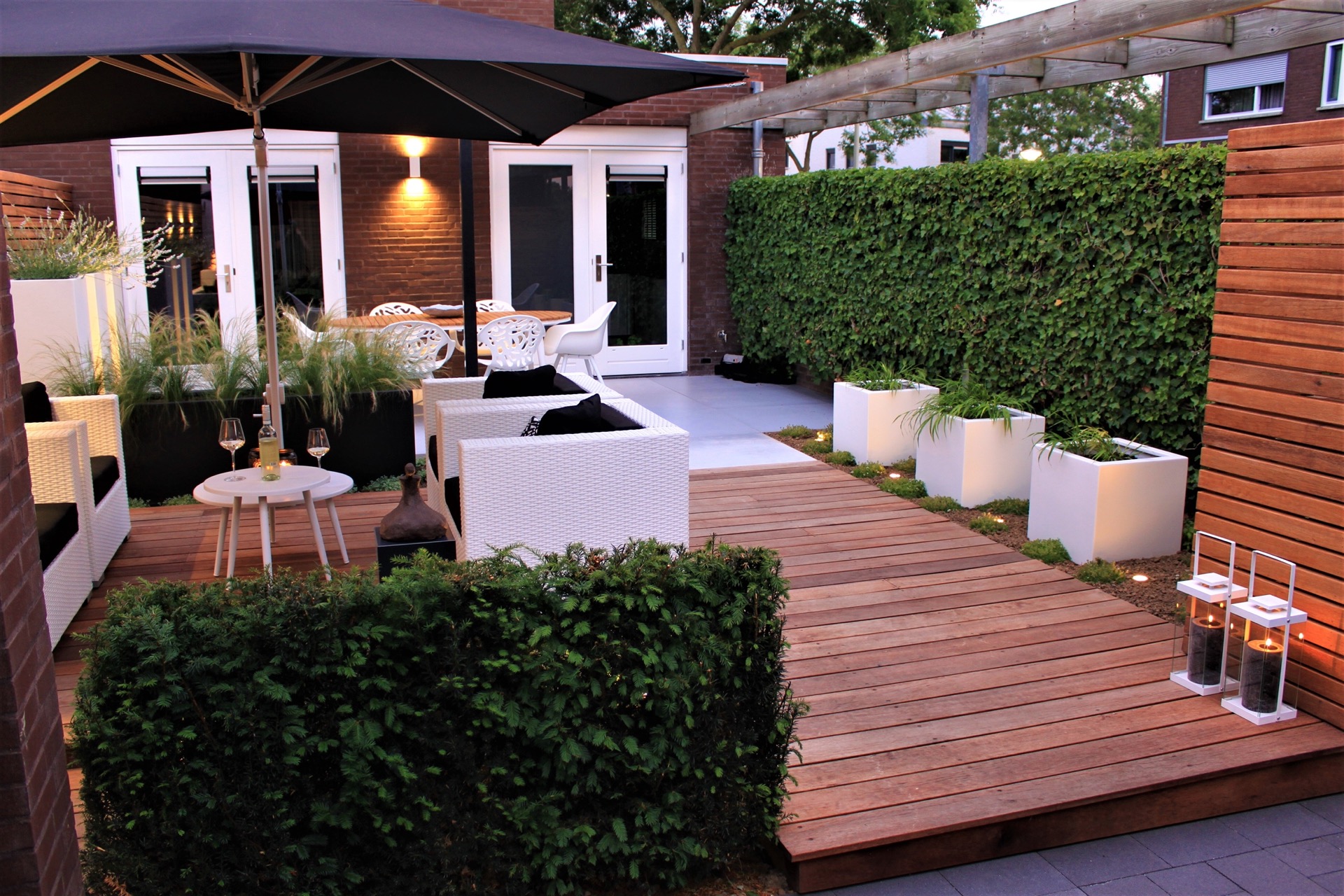 Giardino moderno con terrazza, ombrellone e fioriere lungo parete a listelli in legno, Luxury, Design, Exclusive, Modern, Custom Made, Special, Beautiful