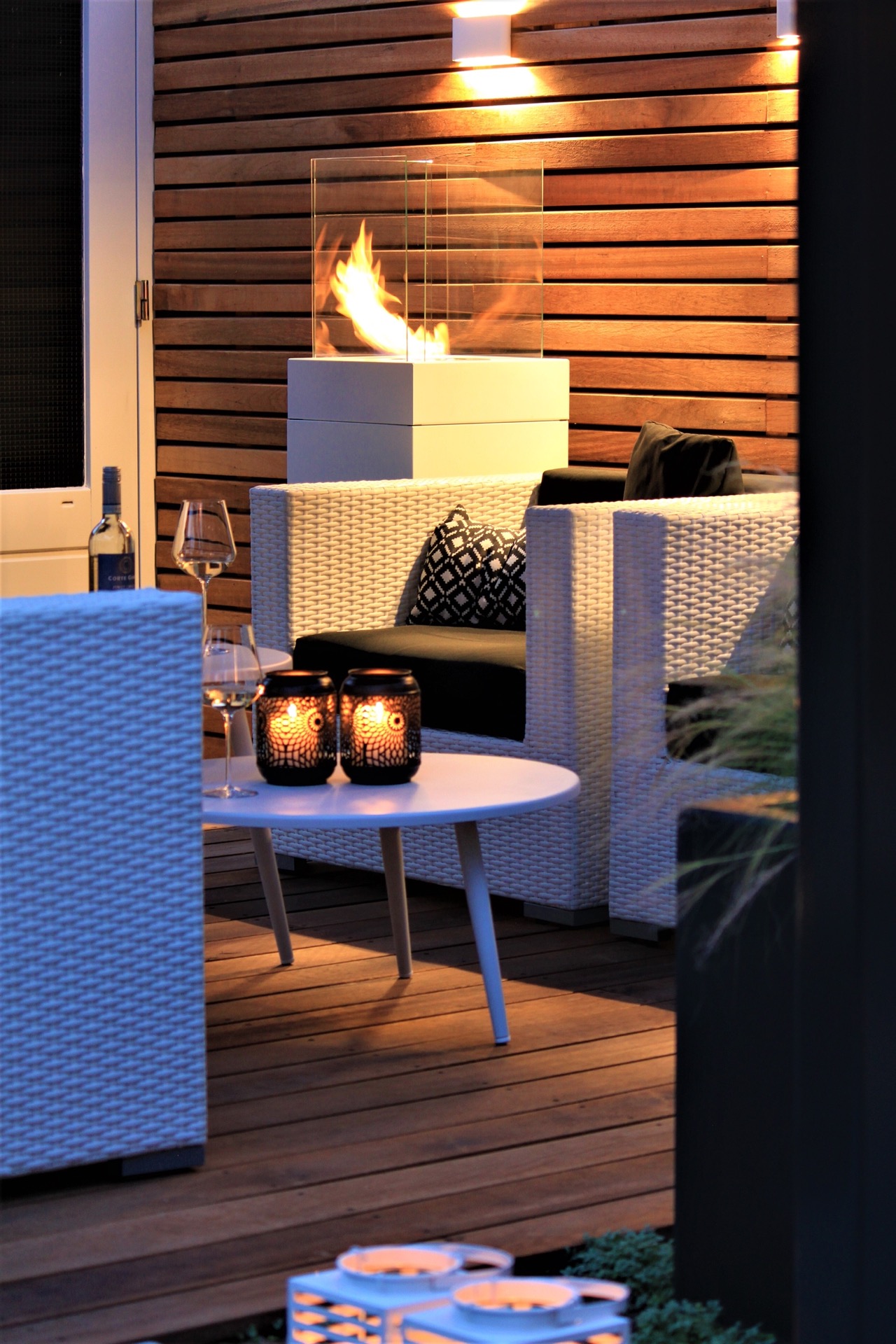 Giardino moderno con caminetto esterno con schermo in vetro e area relax contro parete a listelli di legno, Luxury, Design, Exclusive, Modern, Custom Made, Special, Beautiful