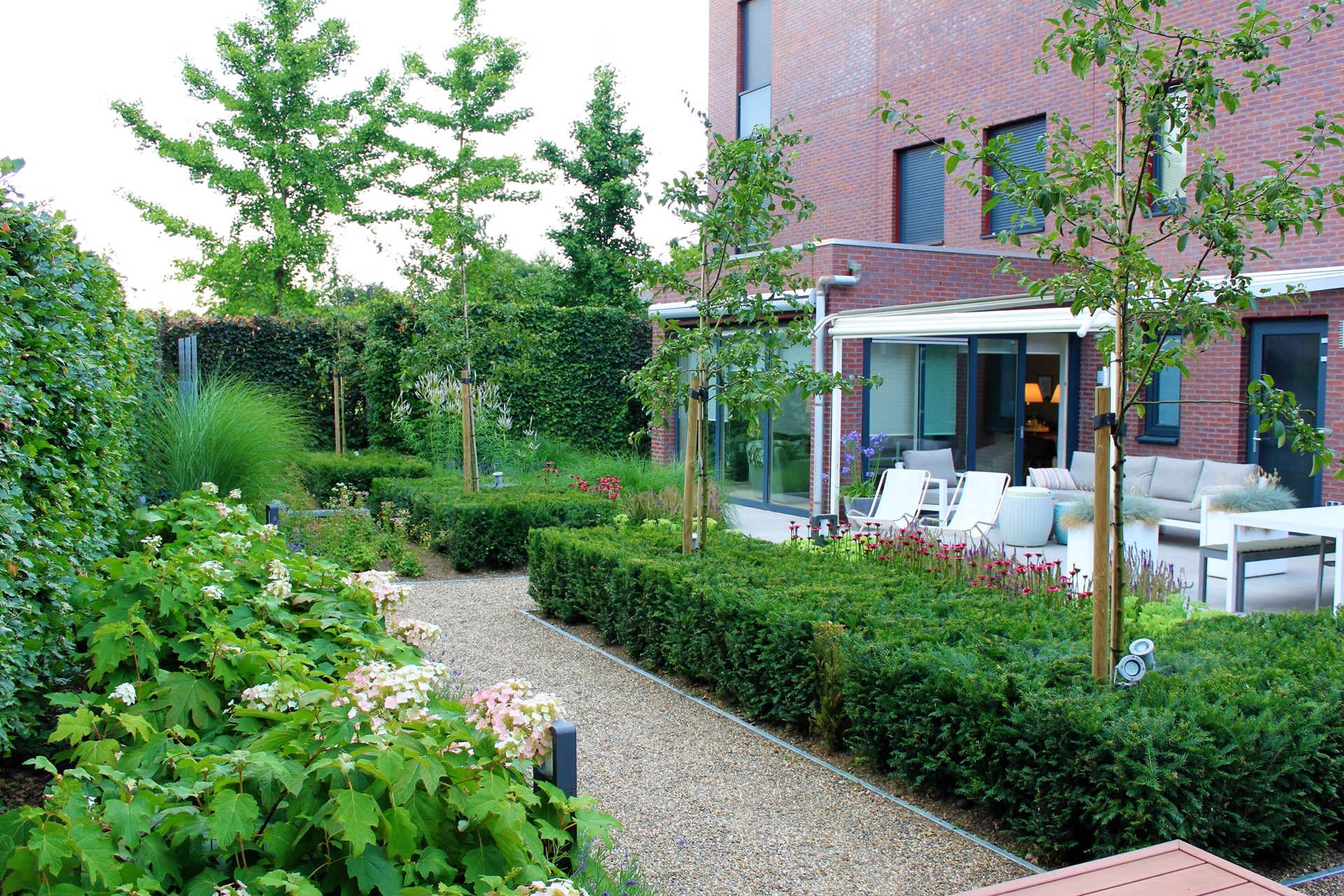 giardino verde posteriore con laghetto e terrazza: giardino posteriore verde con vialetto in ghiaia, graminacee ornamentali, Luxury, Design, Exclusive, Modern, Custom Made, Special, Beautiful